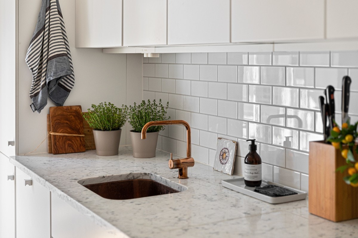 Benkeplate i stein med underlimt kum. Galleribilde