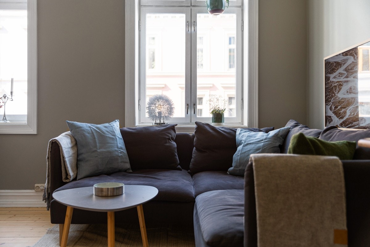 Store vinduer slipper inn rikelig med naturlig lys og skaper en god atmosfære i rommet. Galleribilde