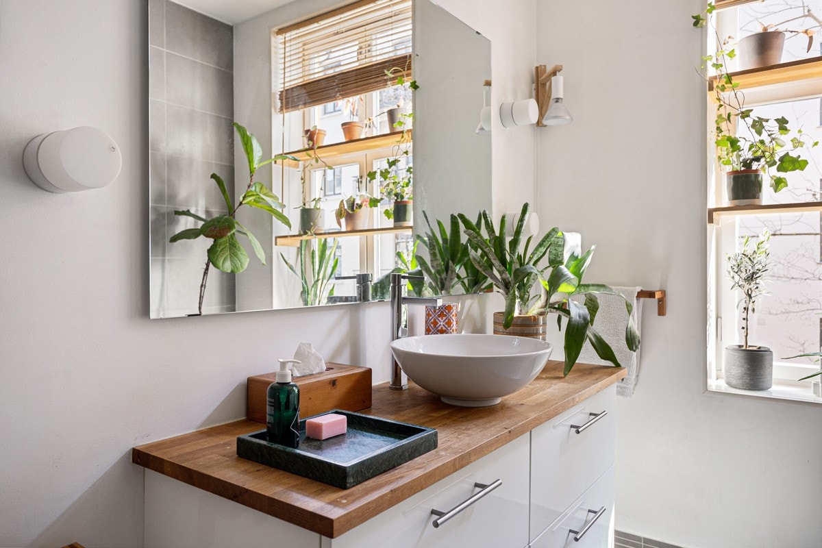 Bred servantbenk med toppservant og skuffer under. Galleribilde