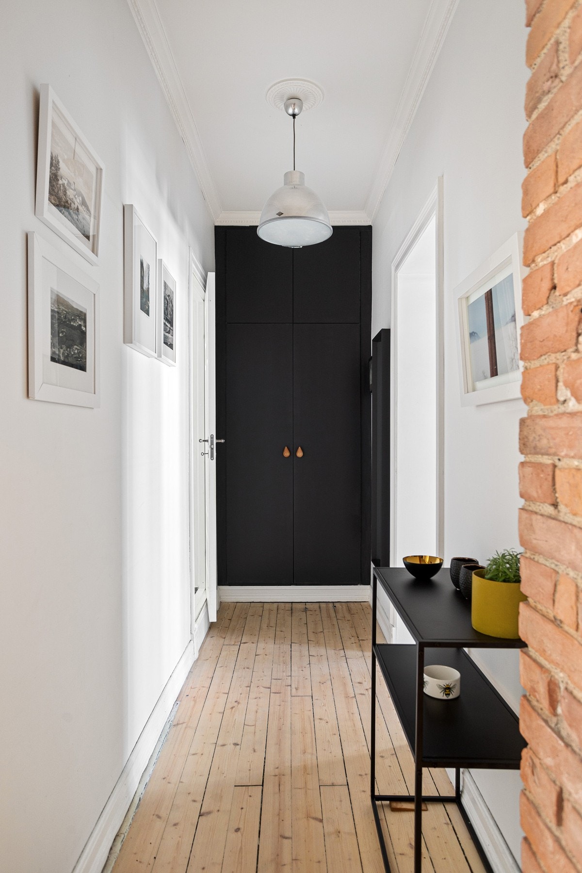 Innbydende og sjarmerende entré med plassbygde garderobeskap. Galleribilde