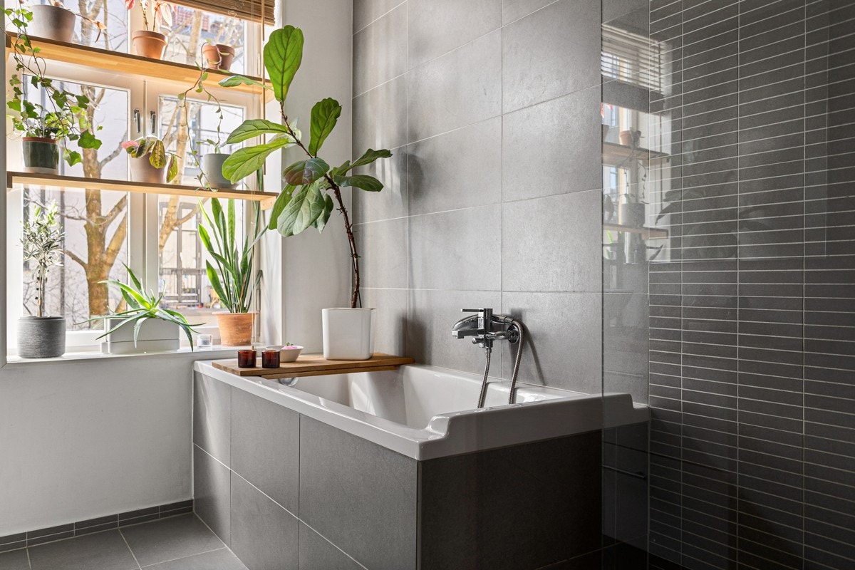 Innfliset badekar. Galleribilde