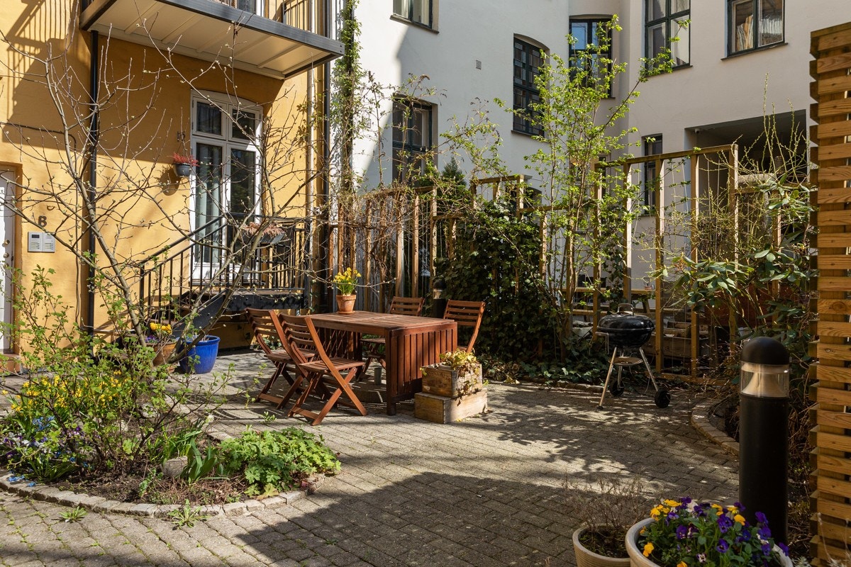 Meget hyggelig fellesområde med sittegruppe og grill. Galleribilde