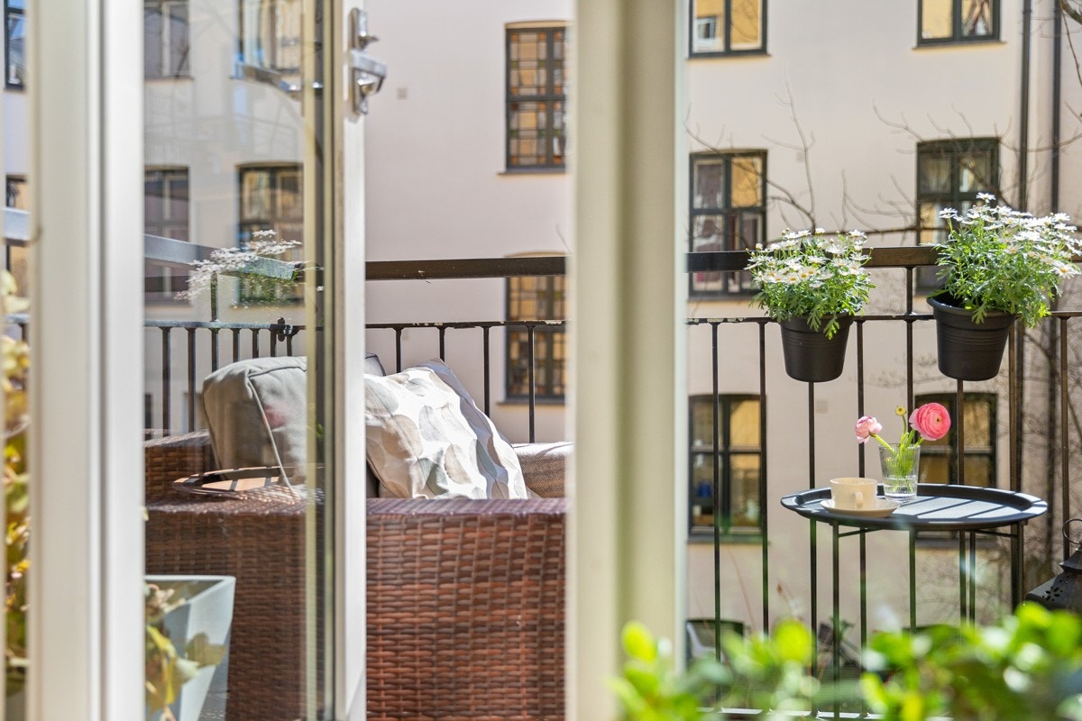 Utgang til veldig hyggelig balkong mot bakgård. Galleribilde