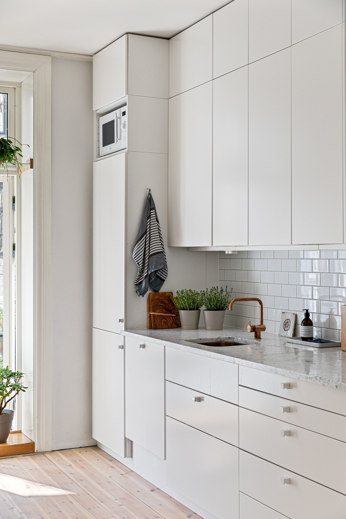 Hvitevarer består av integrert induksjons platetopp, ovn, oppvaskmaskin og kjøleskap med fryser. Galleribilde