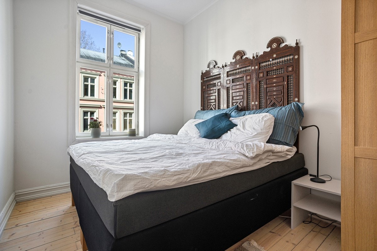 God plass til dobbeltseng med tilhørende nattbord. Galleribilde