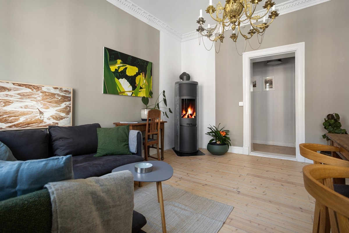 Leiligheten bærer preg av å være jevnlig vedlikeholdt, samtidig som de klassiske detaljene er beholdt. (Peisovn ny i 2019). Galleribilde