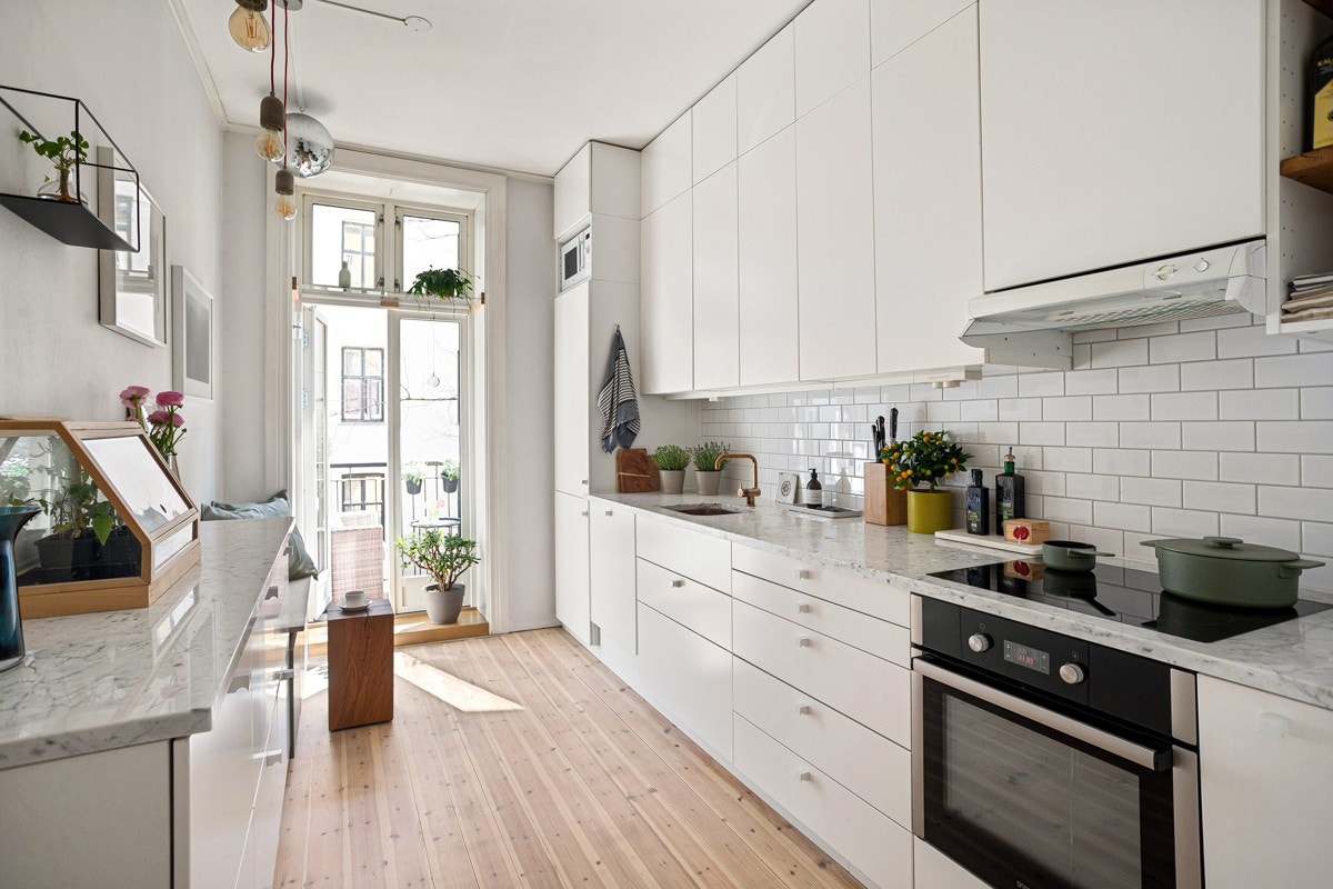 Lekkert kjøkken med tidløs kjøkkeninnredning. Galleribilde