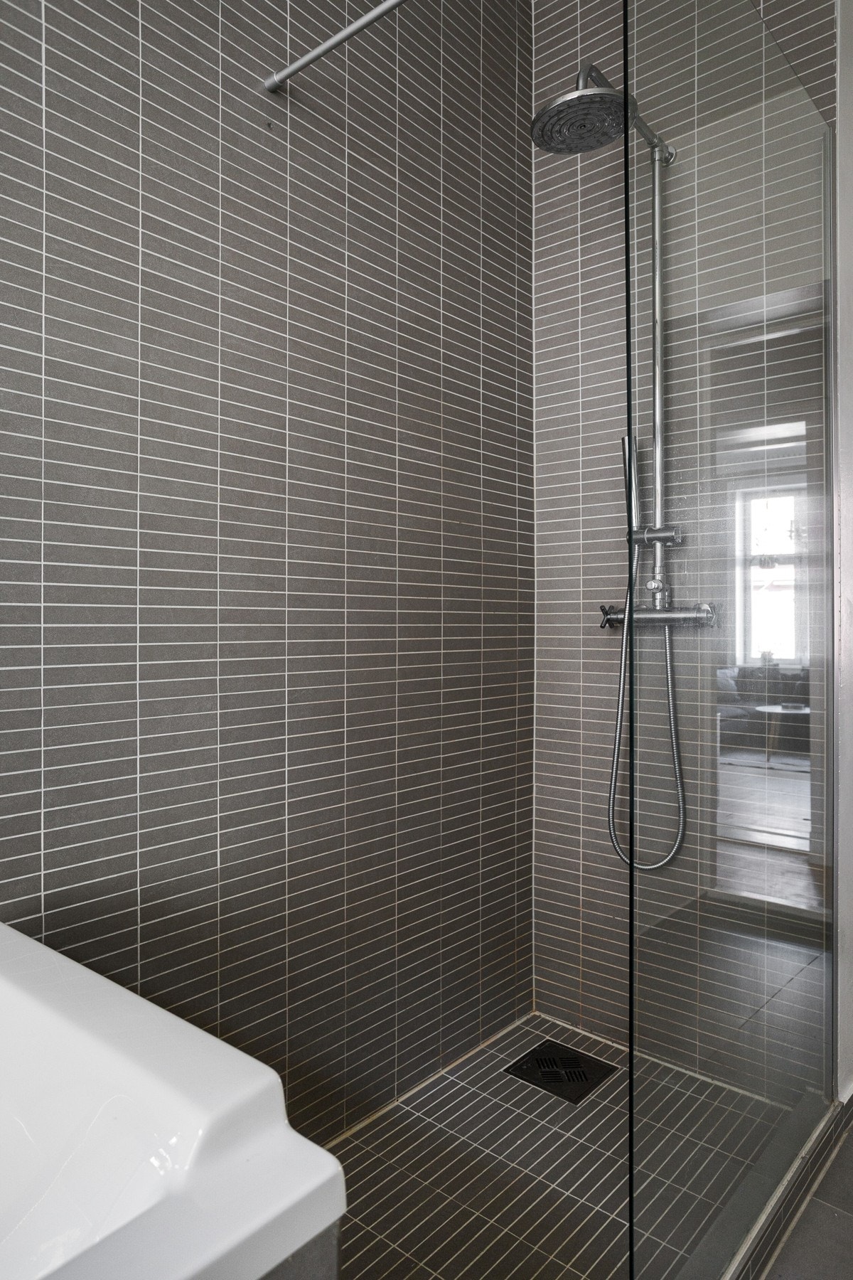 Dusjhjørne med dusjvegg i glass (regndusj). Galleribilde