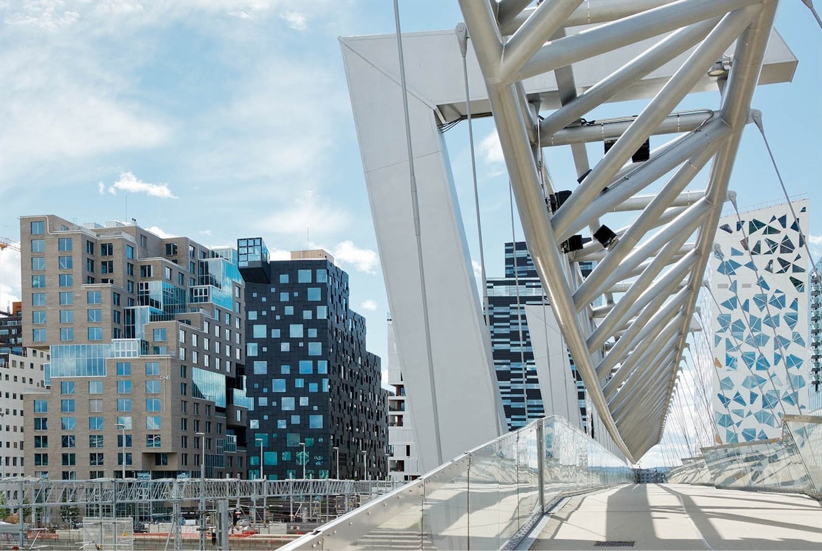 Bjørvika | Gangbro fra Barcode til Gamlebyen. Galleribilde