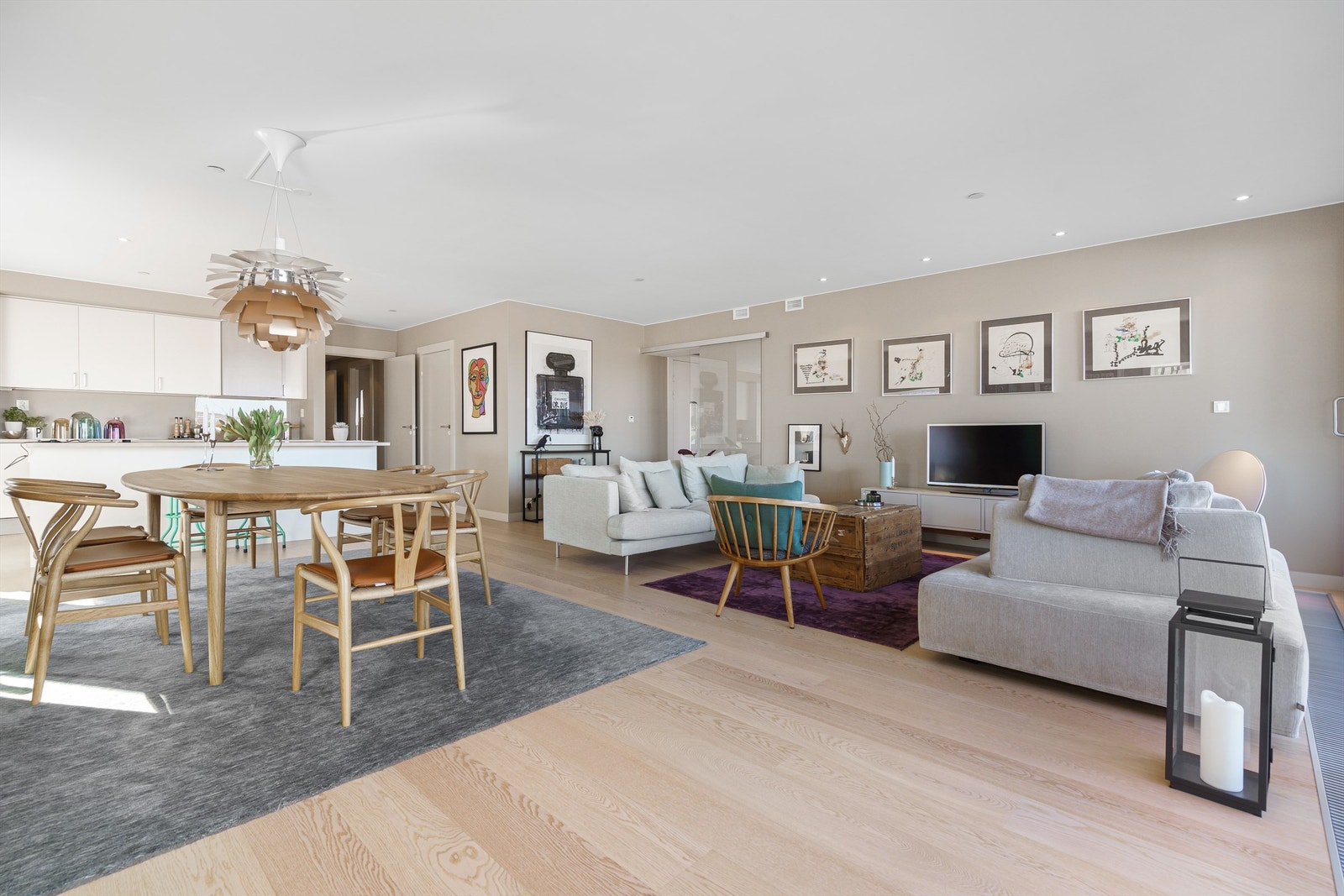 I stuen er det god plass for et langstrakt spisebord til hyggelige sammenkomster. Galleribilde