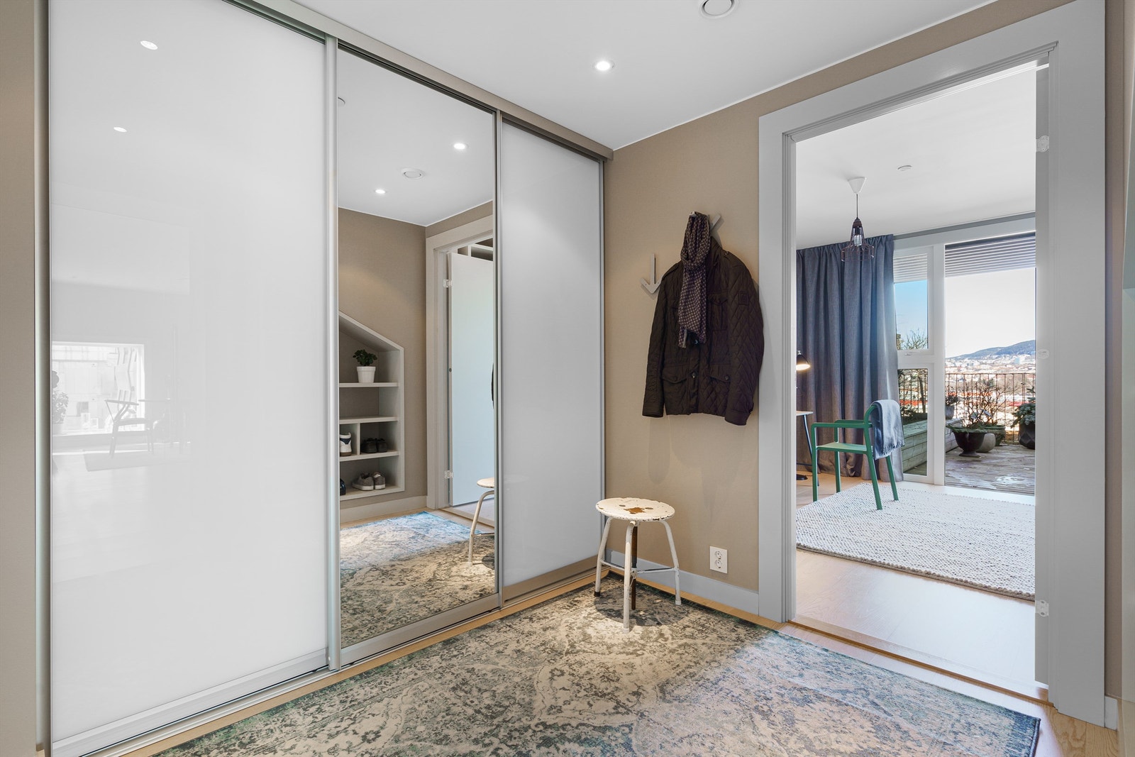 Leilighetens entré har skyvedørsgarderobe som rikelig med oppbevaringsplass. Det er en lekker 1-stavs eikeparkett på gulv, og det er downlights i himling. Galleribilde