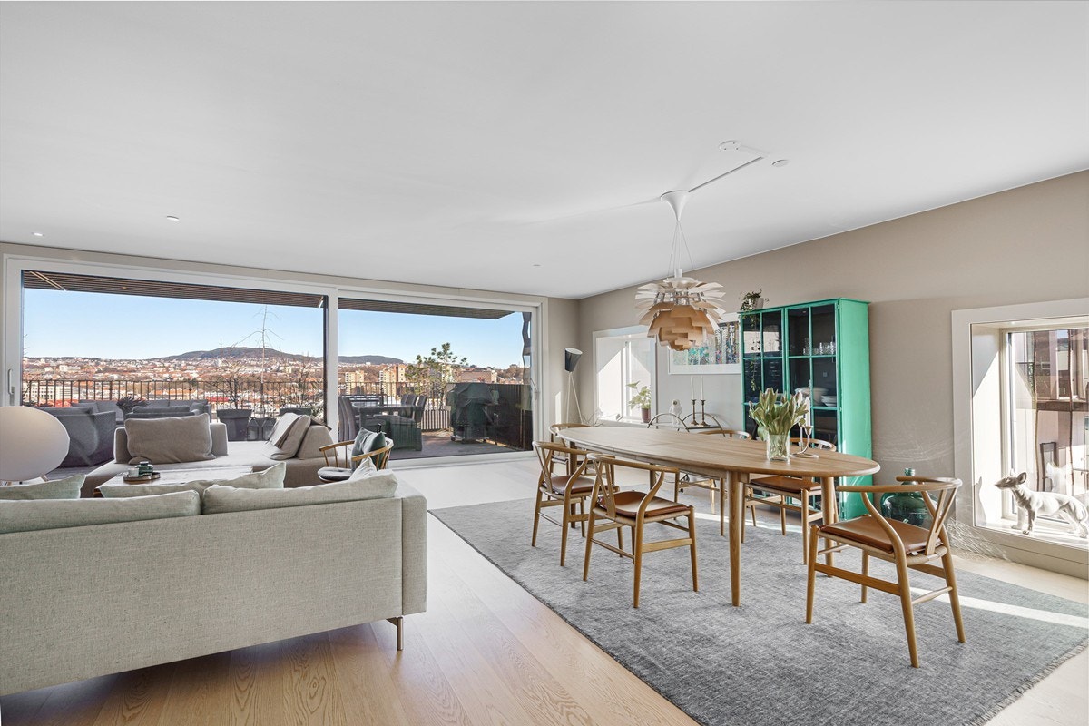 Det er verdt å fremheve at leiligheten har vannbåren varme i gulv, og styringssystem for lys og varme. Oppvarming/fjernvarme er inkludert i felleskostnader. Galleribilde