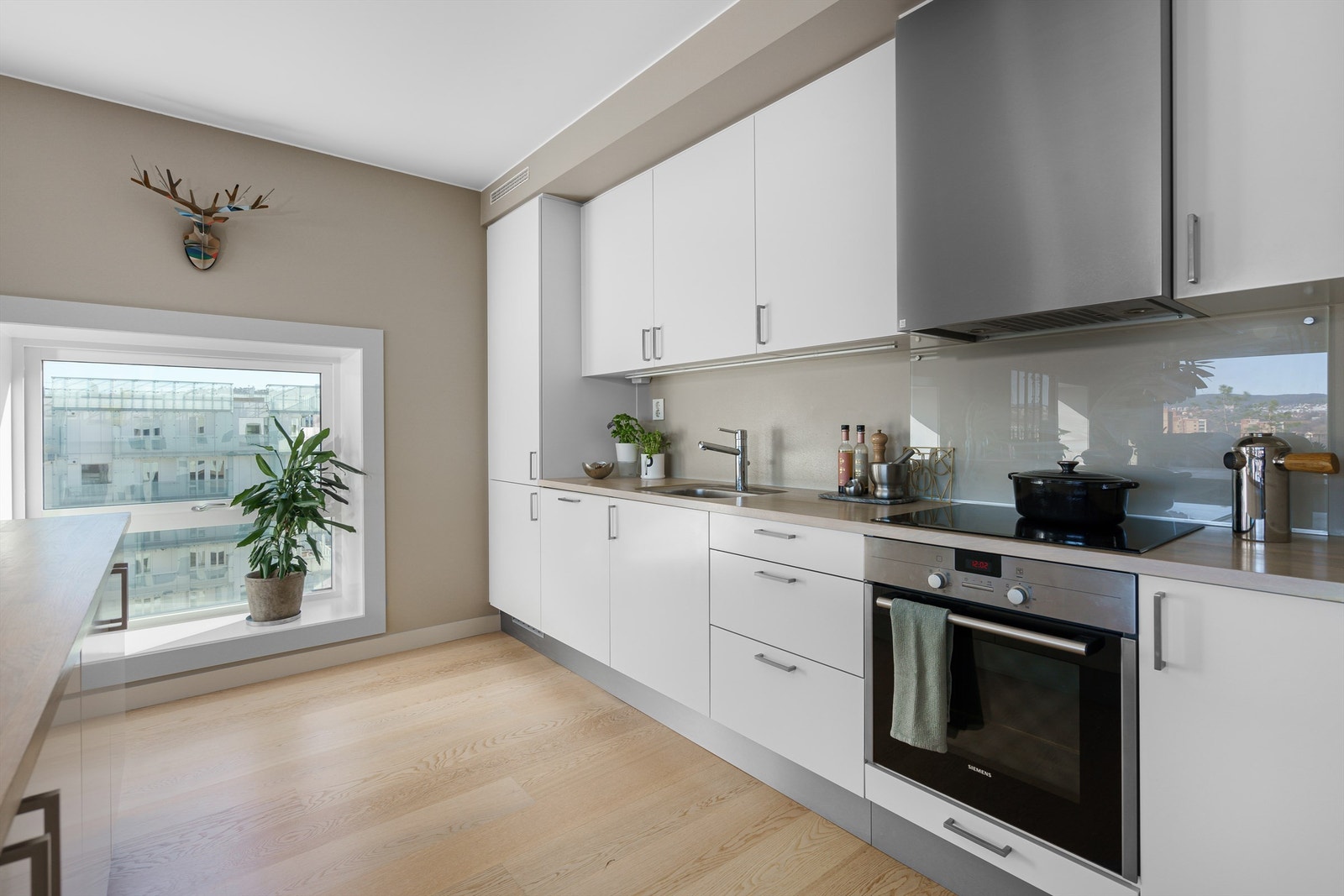 Det er integrerte hvitevarer som platetopp, komfyr, oppvaskmaskin og kjøleskap m/frys som medfølger. Galleribilde