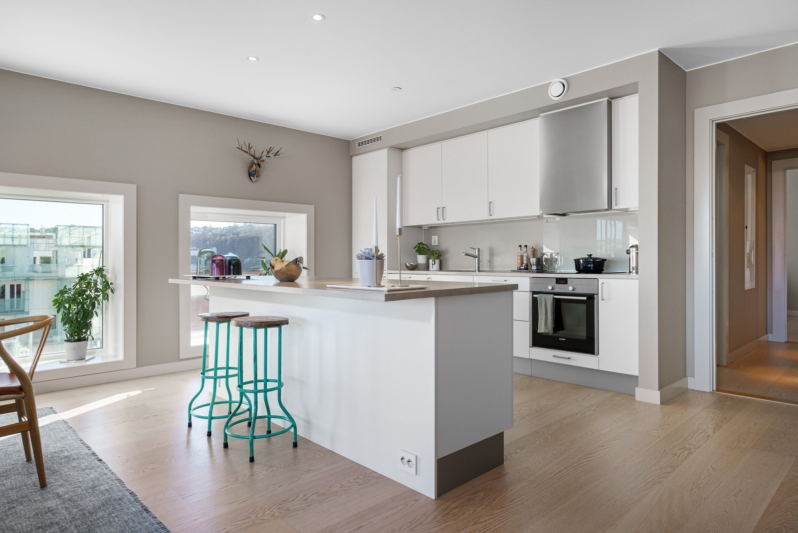 Leiligheten har et stilrent kjøkken med øy, fra kvalitetsleverandøren Sigdal. Det er kjøkkeninnredning helt opp til taket, som gir et helhetlig inntrykk av kjøkkenet. Galleribilde