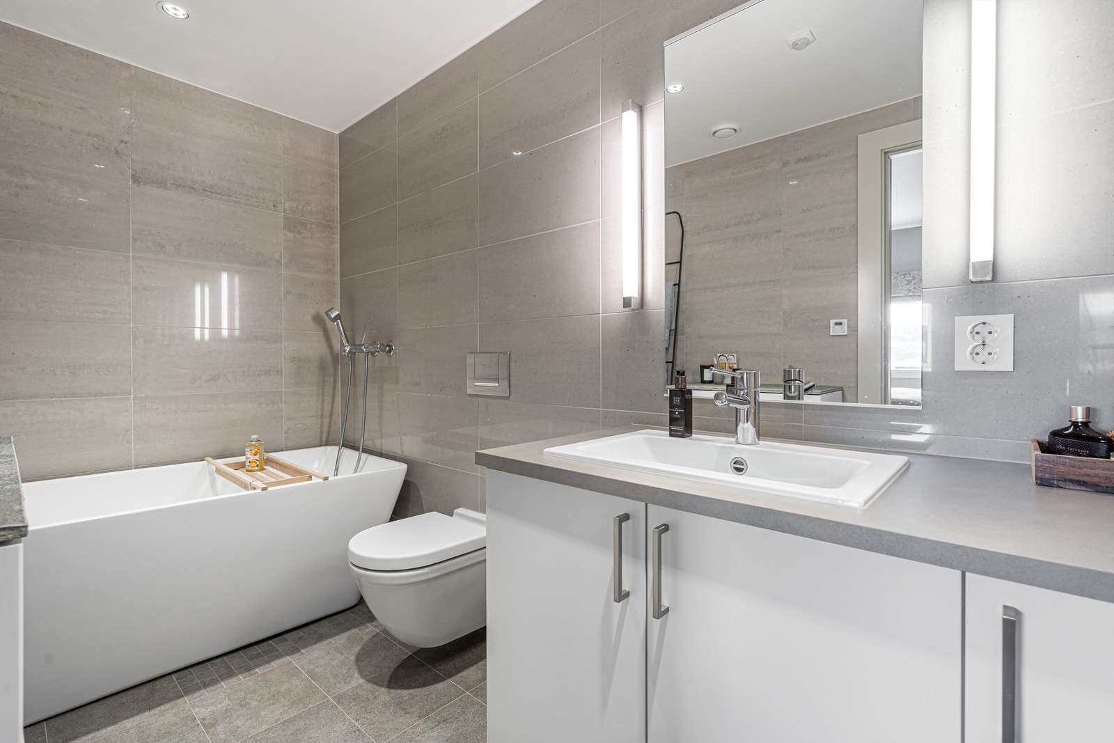 Bad i tilknytning til hovedsoverom. Innredet med badekar, servant, speil og skap. Galleribilde