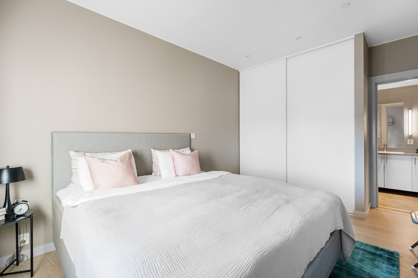 Leiligheten har totalt 3 soverom. Hovedsoverommet kan innredes med en større dobbeltseng. Galleribilde