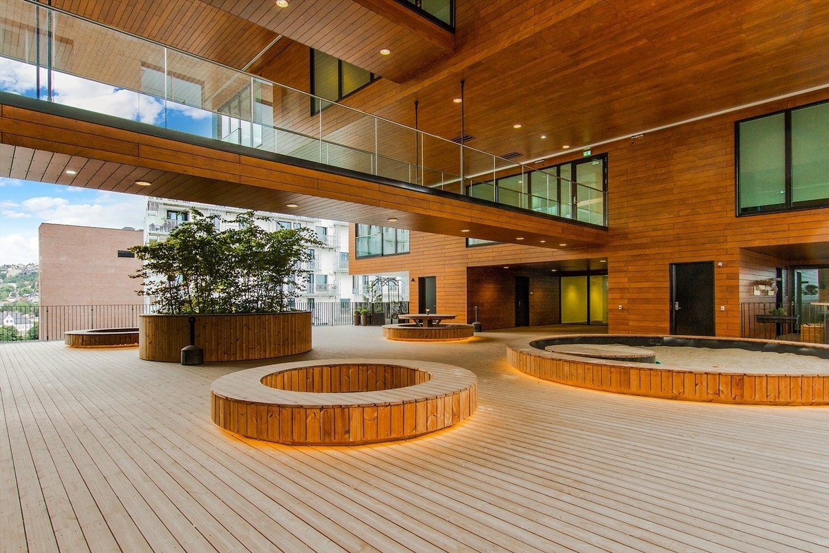 Felles takterrasse | Felles takterrasse på over 700 m² med faste sittegrupper, beplantning og sandkasse for barn. Galleribilde