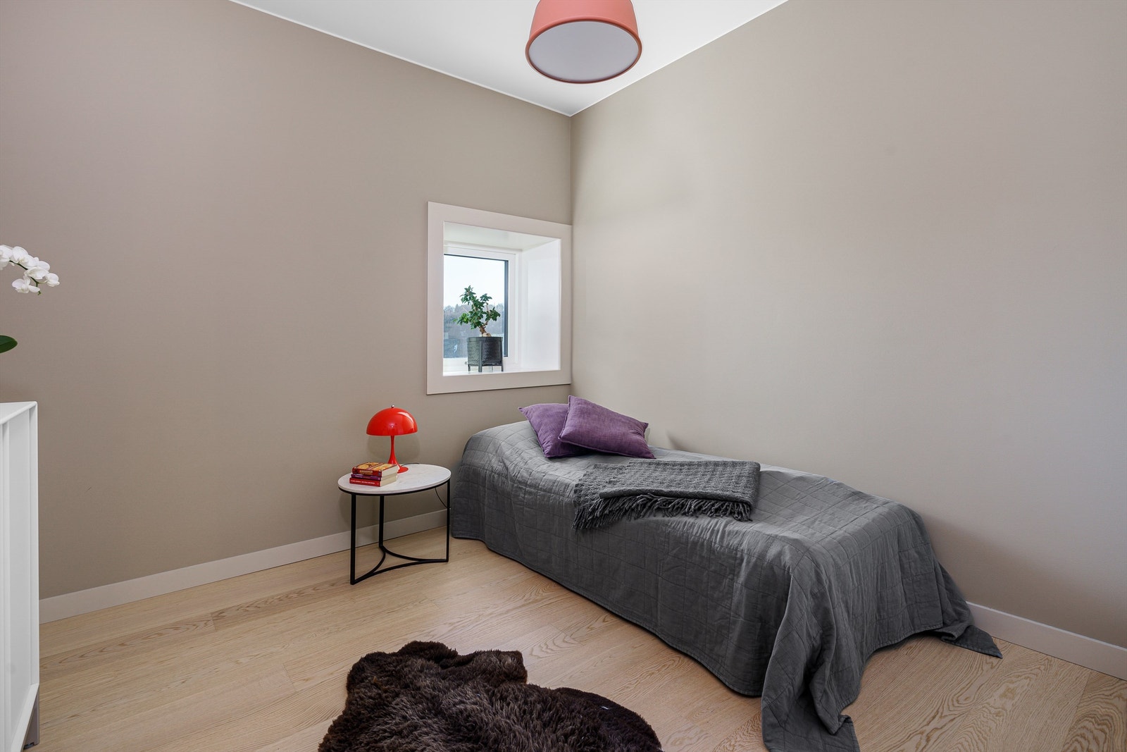 Leilighetens andre soverom kan innredes med en stor seng og garderobeskap. Galleribilde