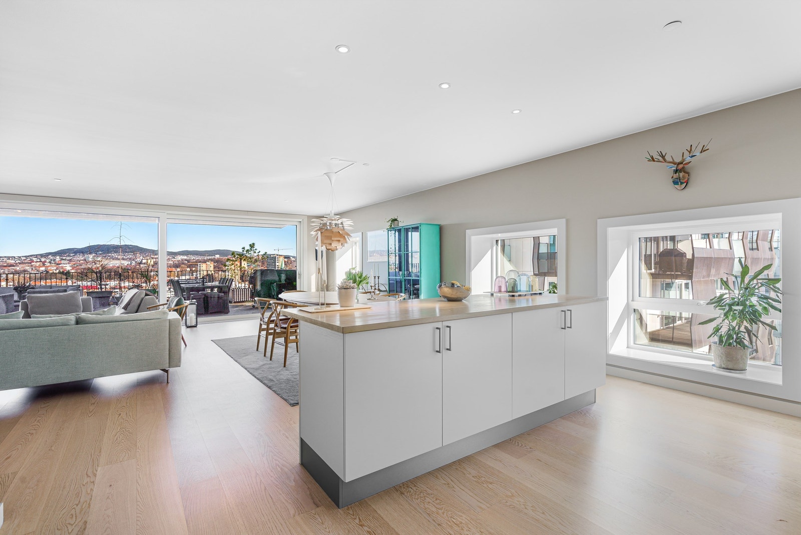 Stuen er av god romstørrelse med åpen kjøkkenløsning. Galleribilde