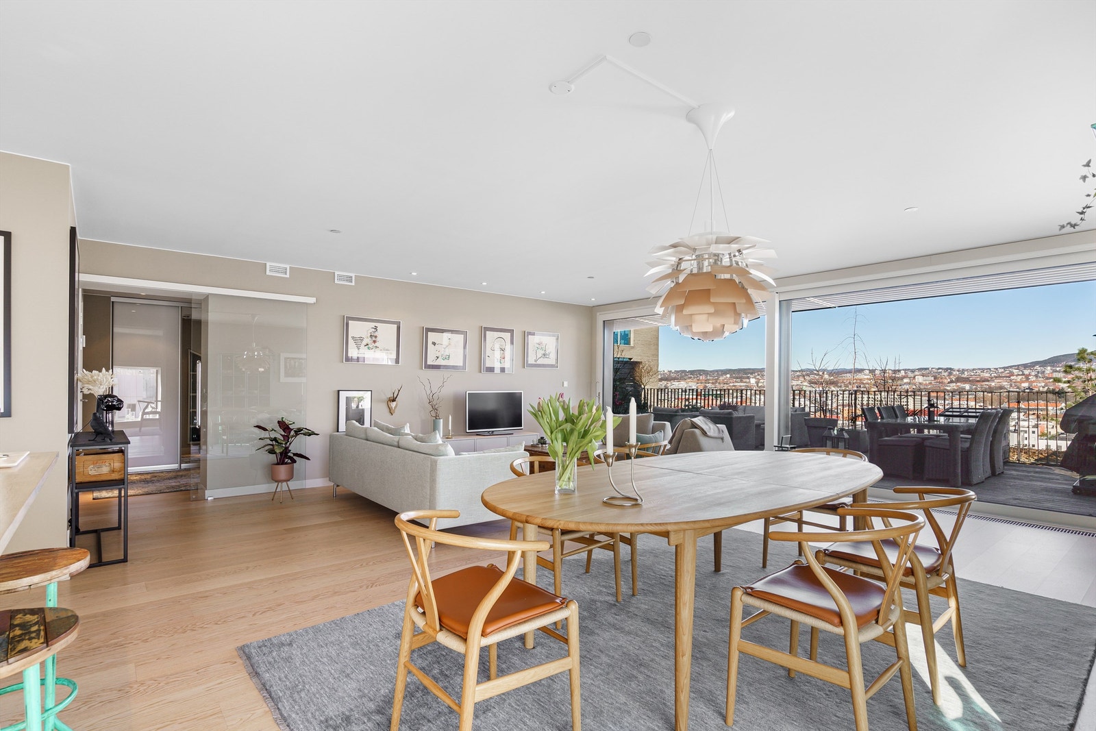 I stuen er den lyse atmosfæren spesielt merkbar, først og fremst på grunn av de store vindusarealene som slipper gode mengder dagslys inn i rommet. Fra stuen har man fantastisk utsikt. Galleribilde