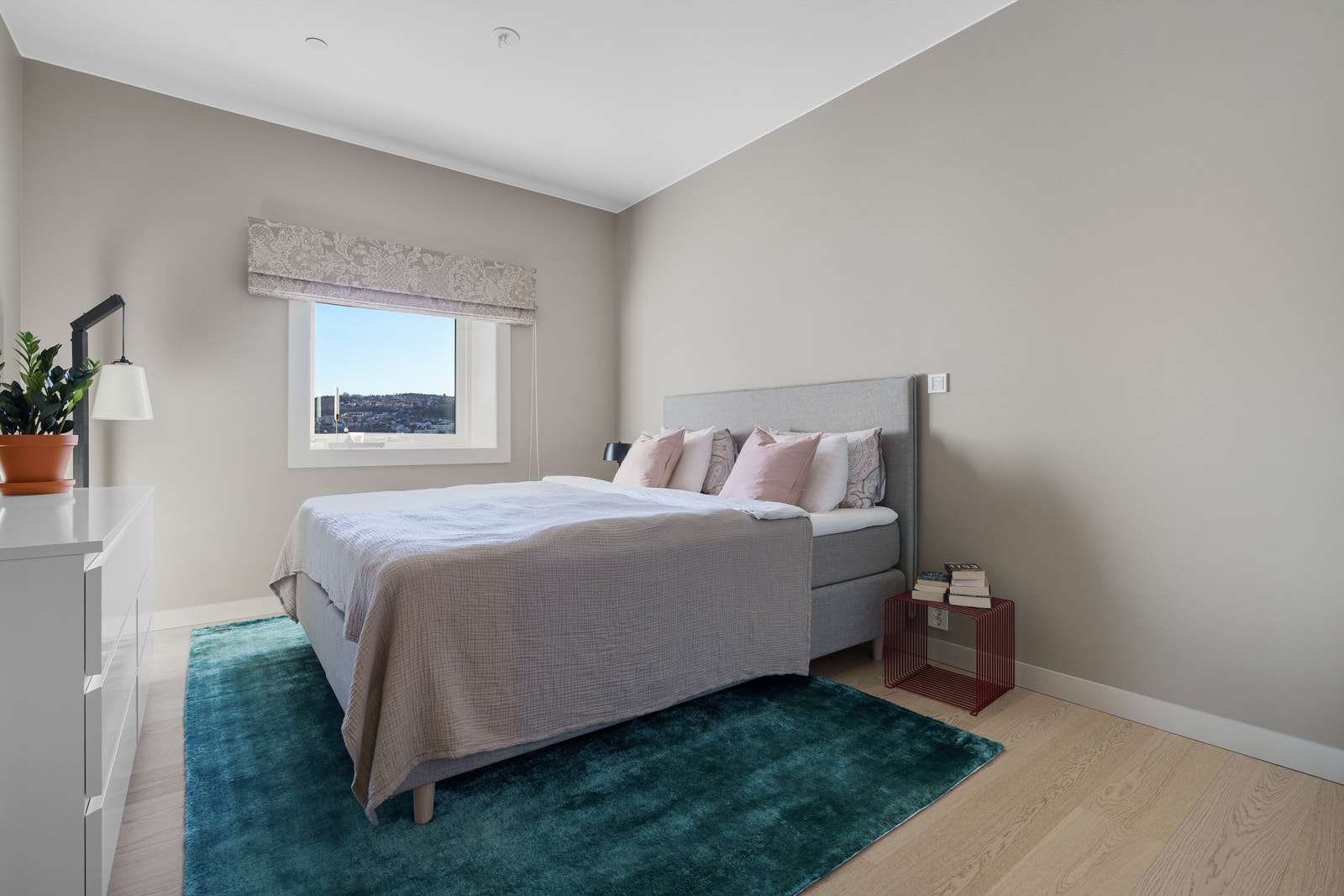 Leiligheten har totalt 3 soverom. Hovedsoverommet kan innredes med en større dobbeltseng. Galleribilde