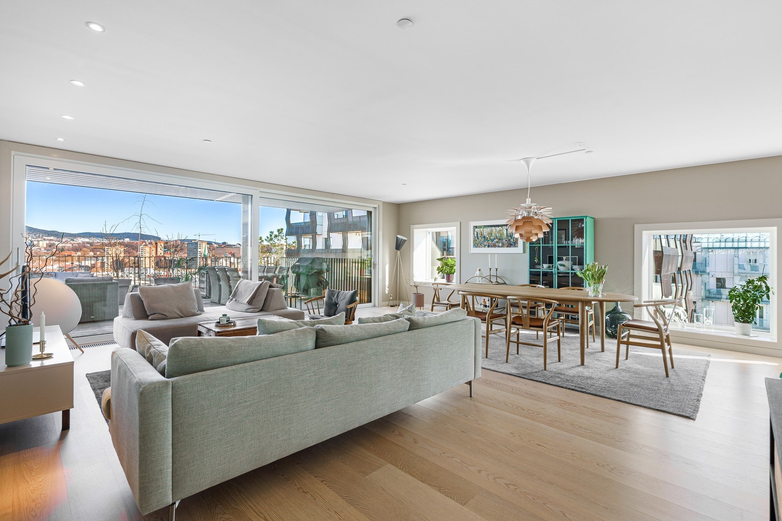 Dette er en nyere og unik 4-roms terrasseleilighet i 13. etasje. Leiligheten fremstår meget tiltalende og godt holdt. Galleribilde