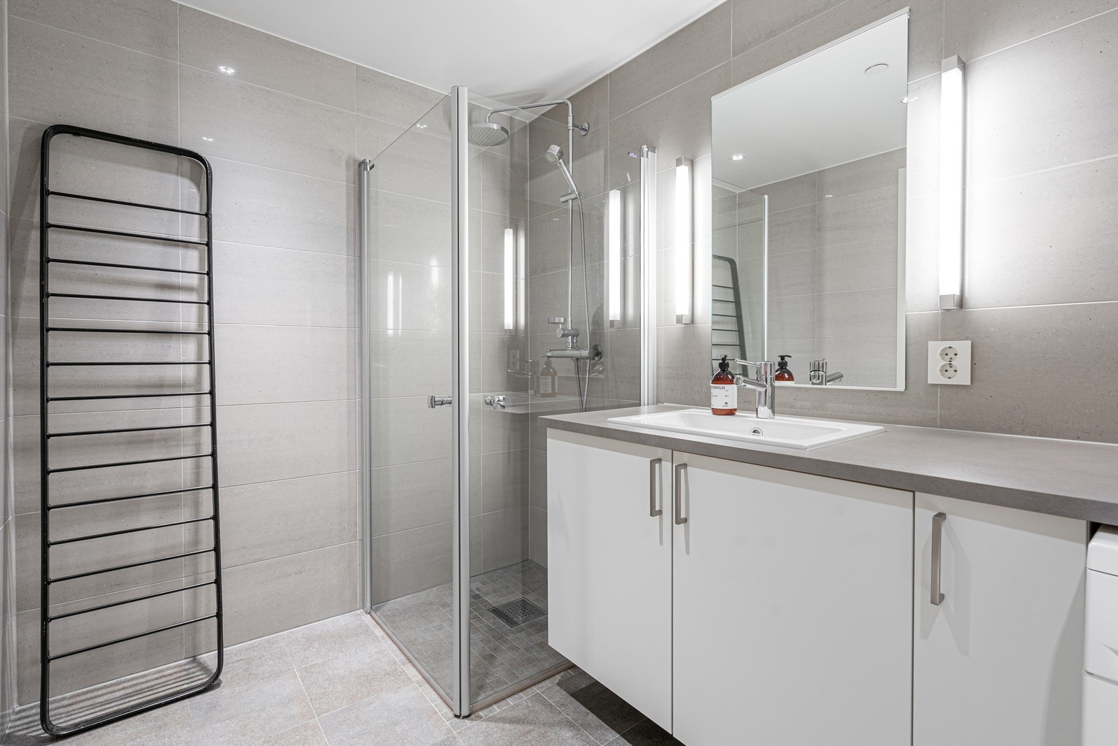 Det er gulvvarme, downlights i himling og rør-i-rør system. Galleribilde