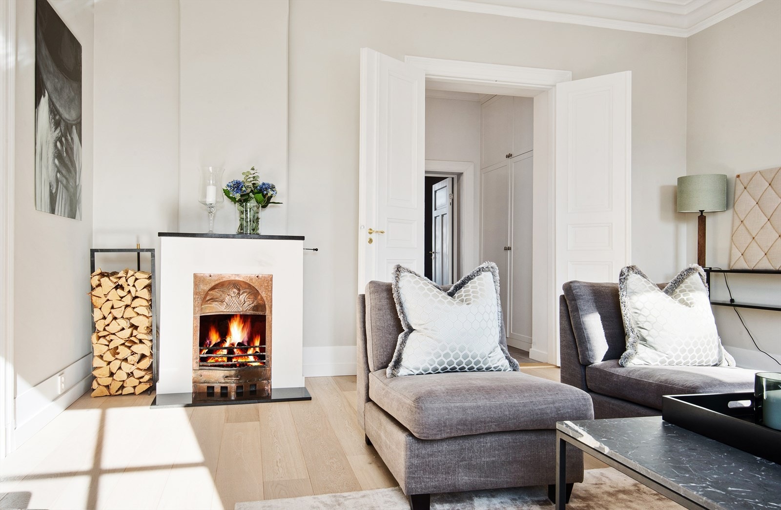 I stuen finner vi også peisovn - som varmer godt på kalde dager og skaper en lun atmosfære. Galleribilde