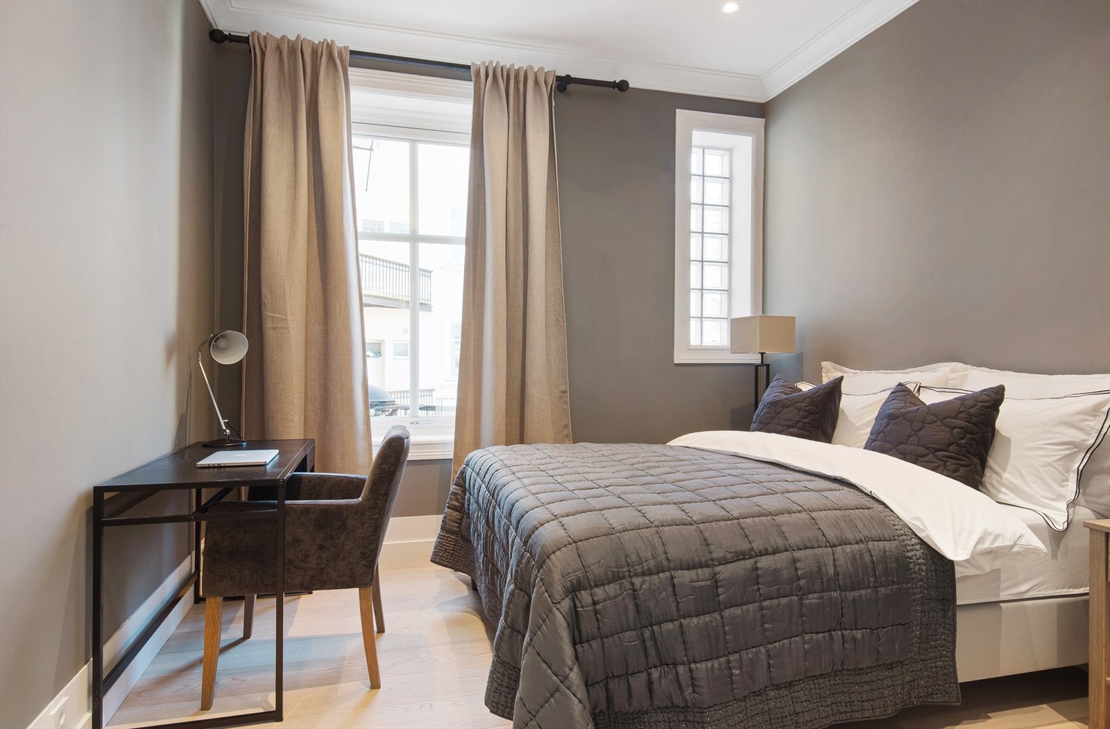 Soverom 2 er også i god størrelse med store vindusflater. Plass til kontorløsning om ønskelig. Galleribilde