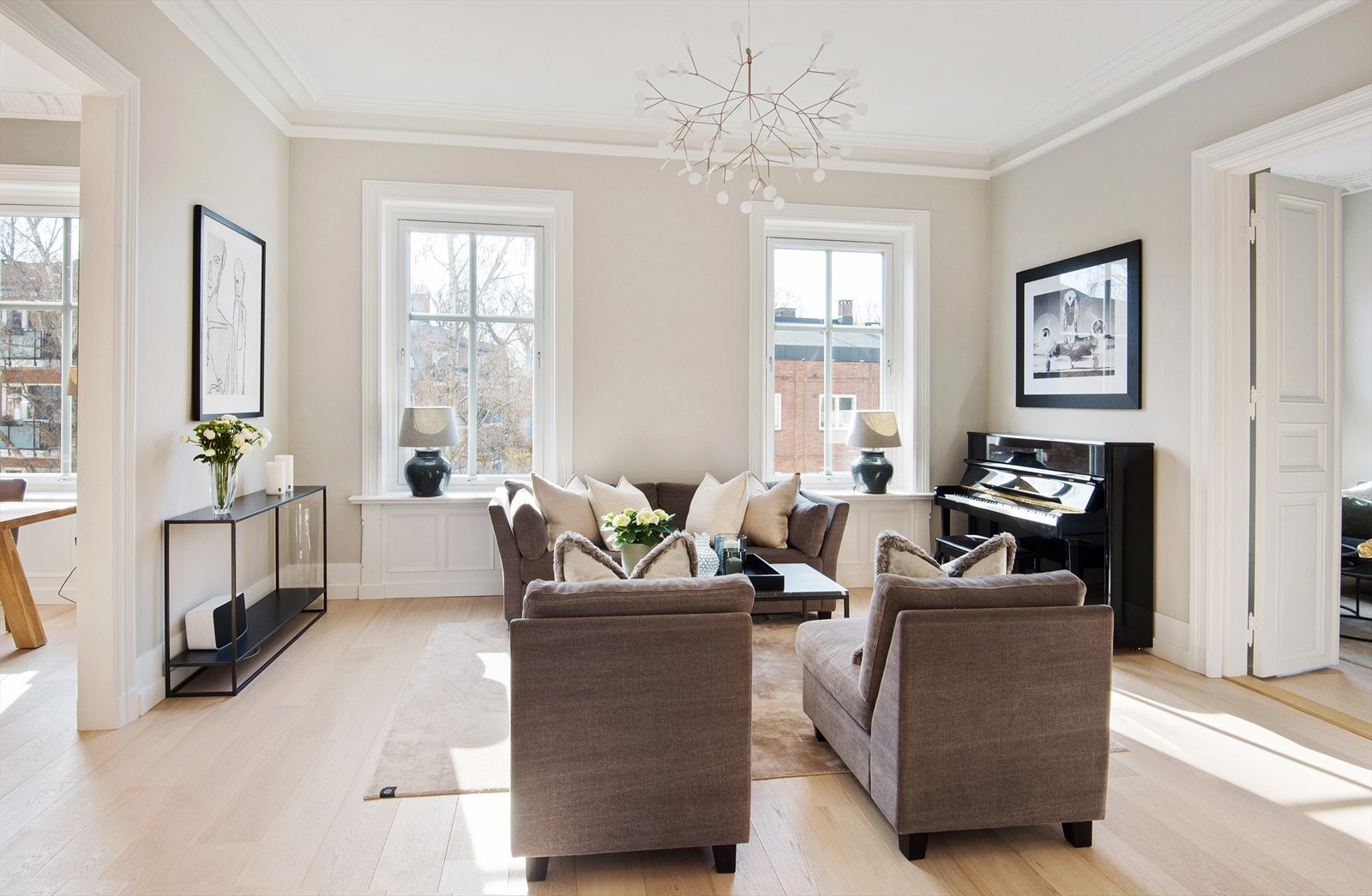 Store vindusflater og generøs takhøyde bidrar til svært gode lysforhold i leiligheten. Galleribilde