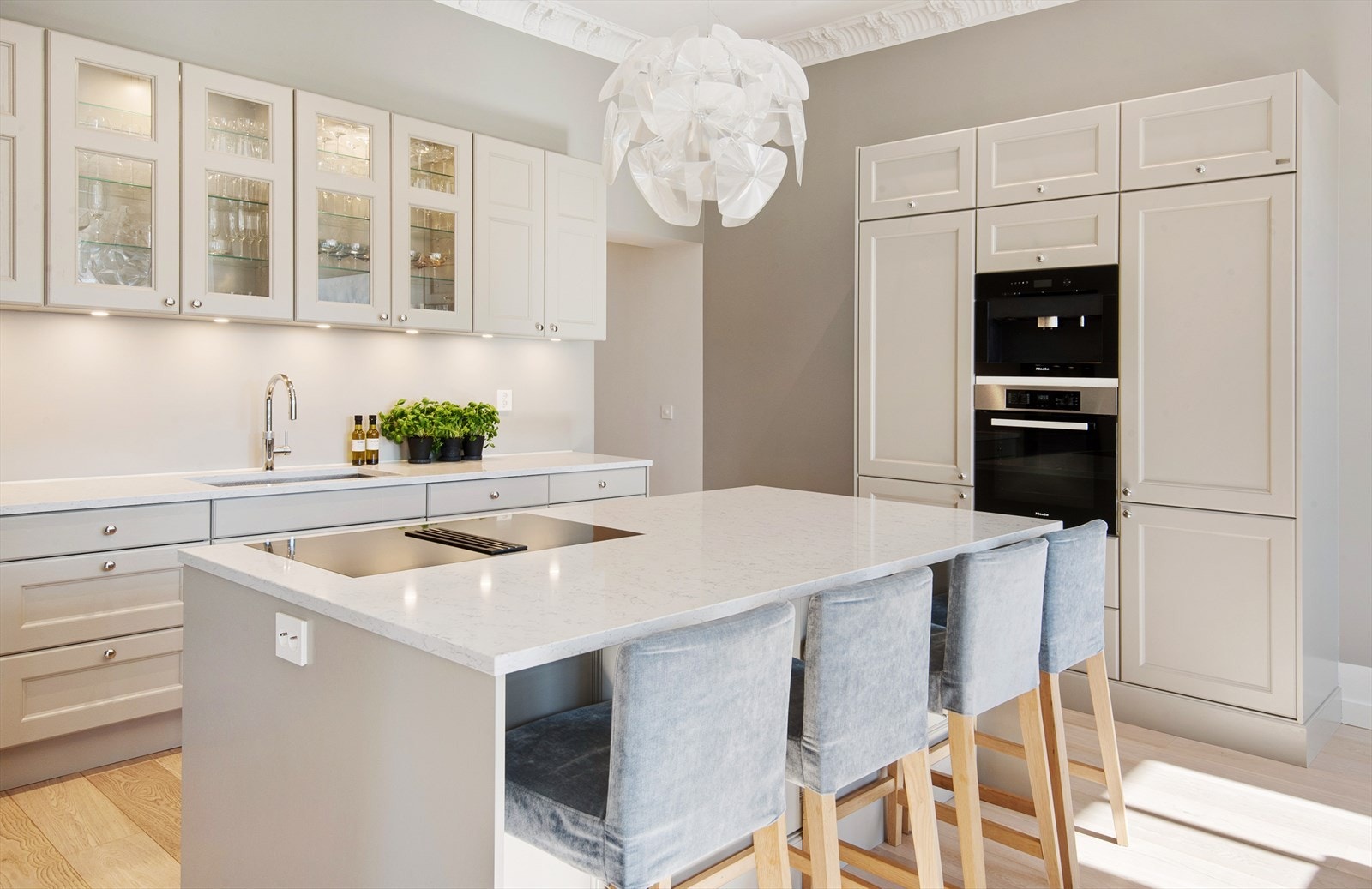 Huseby kjøkkeninnredning fra 2019 med profilerte fronter og vitrineskap. Galleribilde