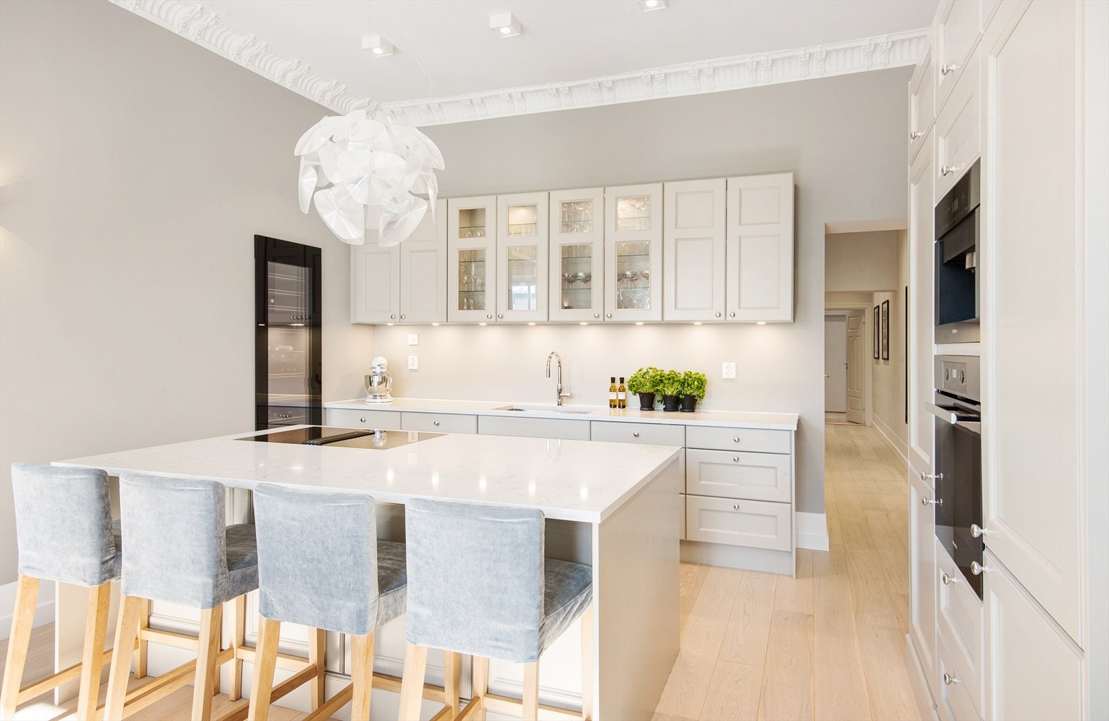 Kjøkkenet er dekket med komposittbenkeplate. Galleribilde