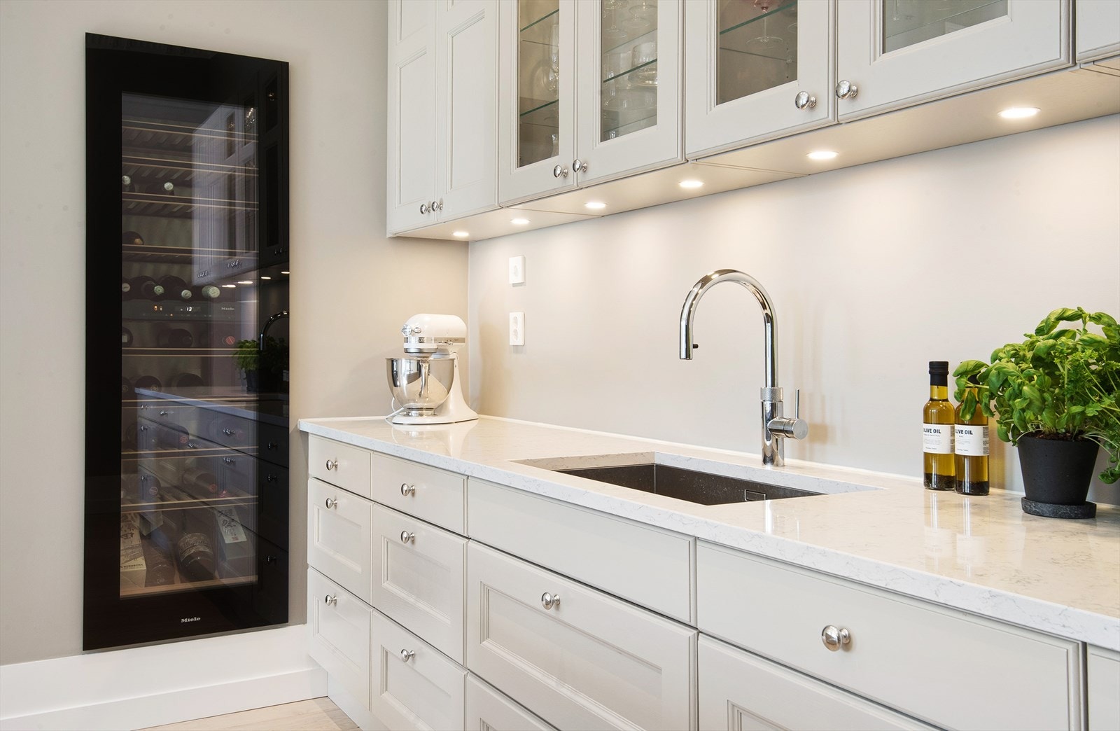 Kjøkkenet er utstyrt med integrert kjøl/frys, oppvaskmaskin, vinskap og opphøyd komfyr og kaffemaskin. Hvitevarer er fra Miele. Galleribilde