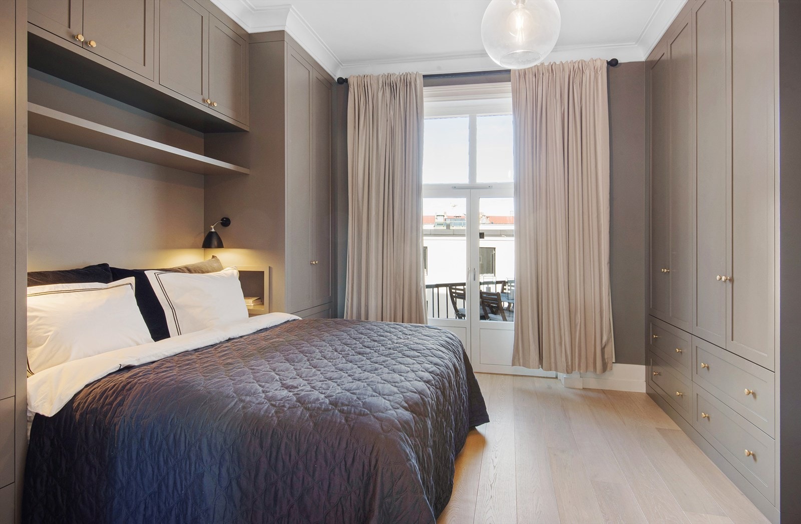 Delikat og romslig hovedsoverom. Galleribilde