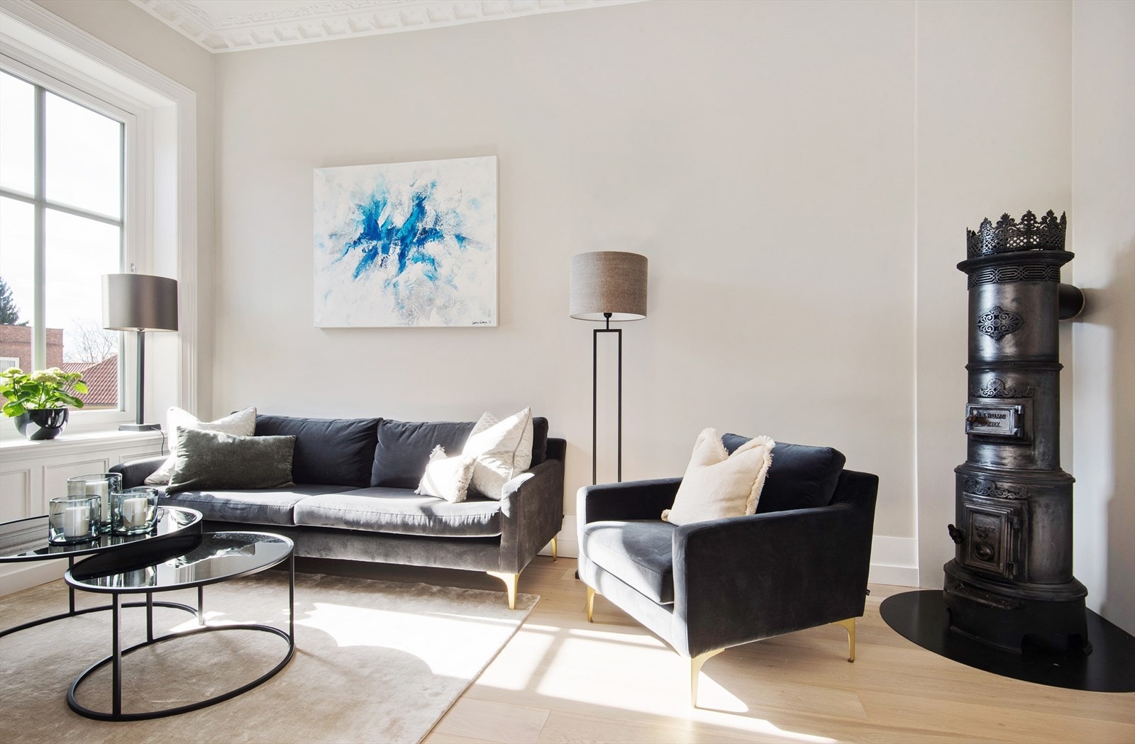 Stue nr 2 har også plass til sittegruppe med tilhørende møblement. Lekker rundovn i stuen. Galleribilde