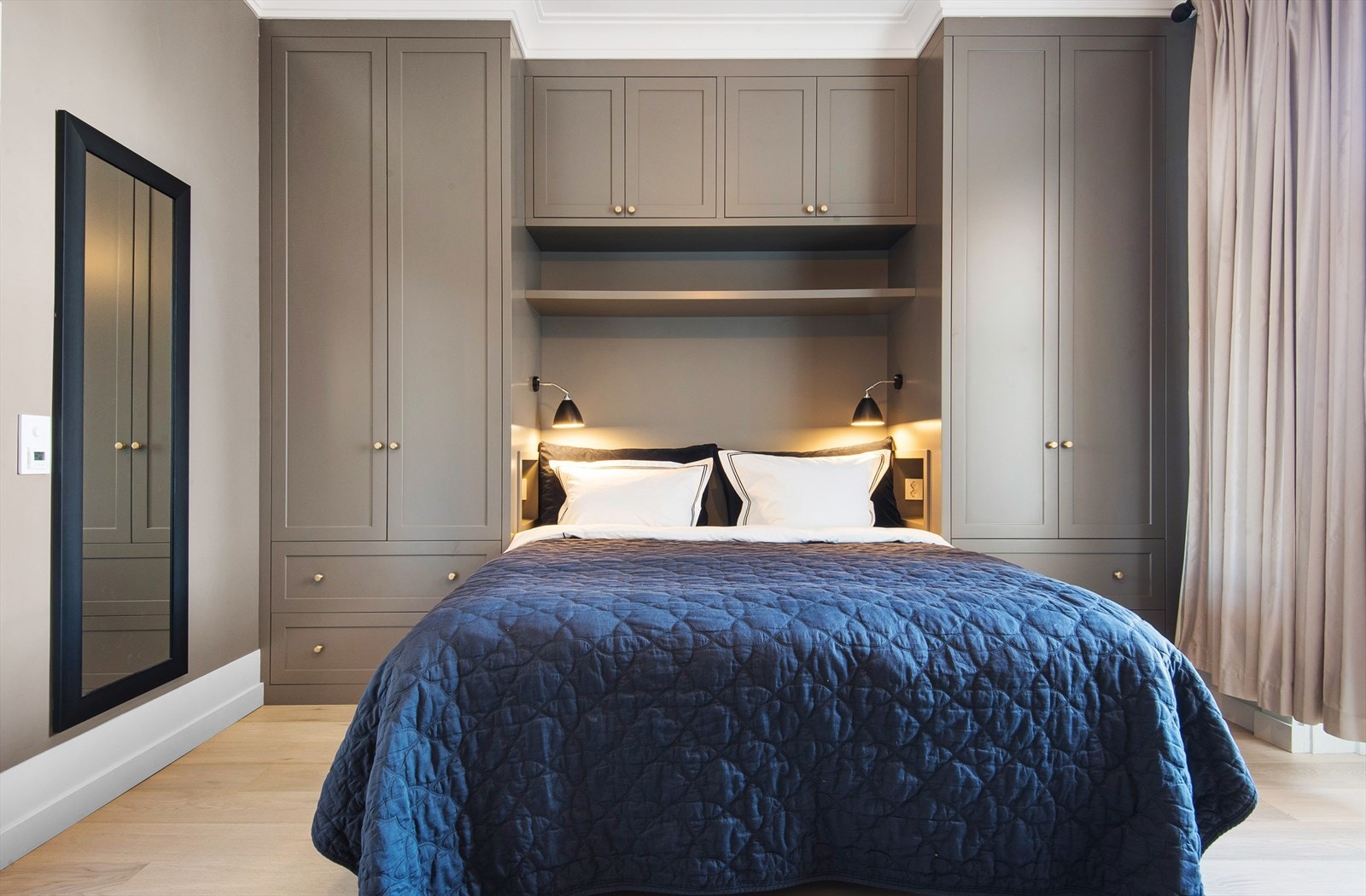 Hovedsoverom med plassbygd garderobeløsning med bl.a. innfelte nattbord. Galleribilde