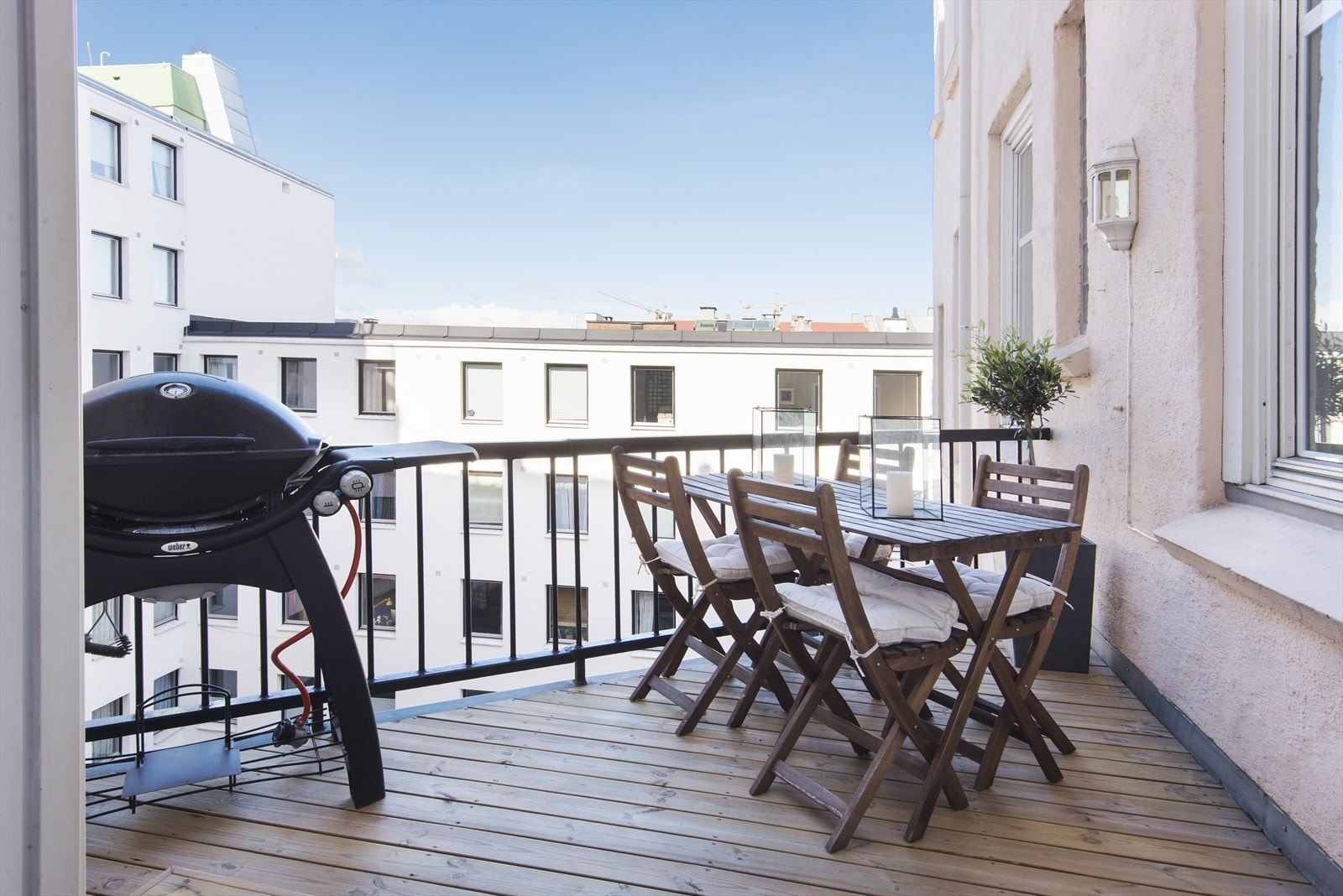 Fra hovedsoverom mot bakgård er det utgang til en nordvest vendt balkong på ca. 5,5m². Galleribilde