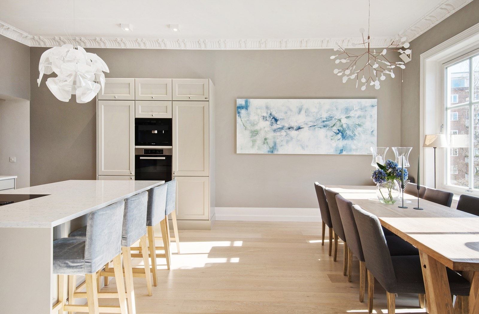 Spisestuen kan innredes med langbord med plass til mange gjester til middag og kos. Galleribilde