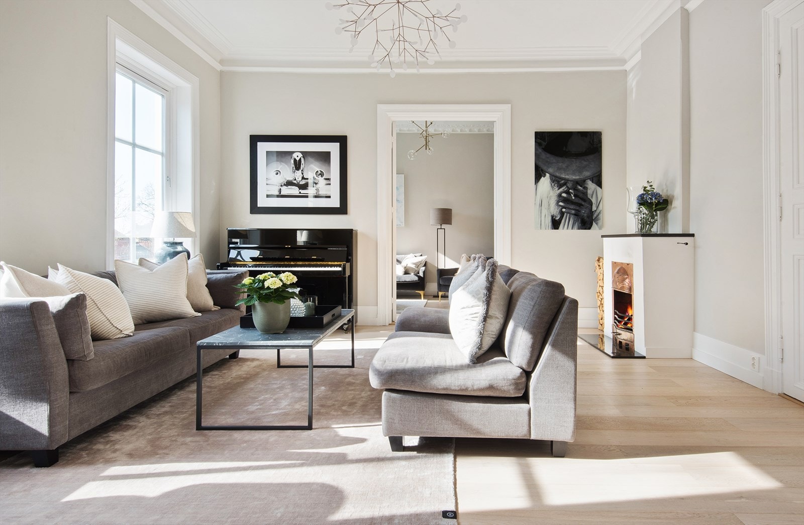 Romslig stue med god plass til sofagruppe og tilhørende møblement. Galleribilde