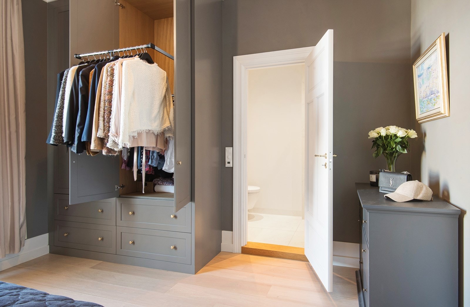 Nedtrekkbar klesheis i garderobeløsningen. Galleribilde