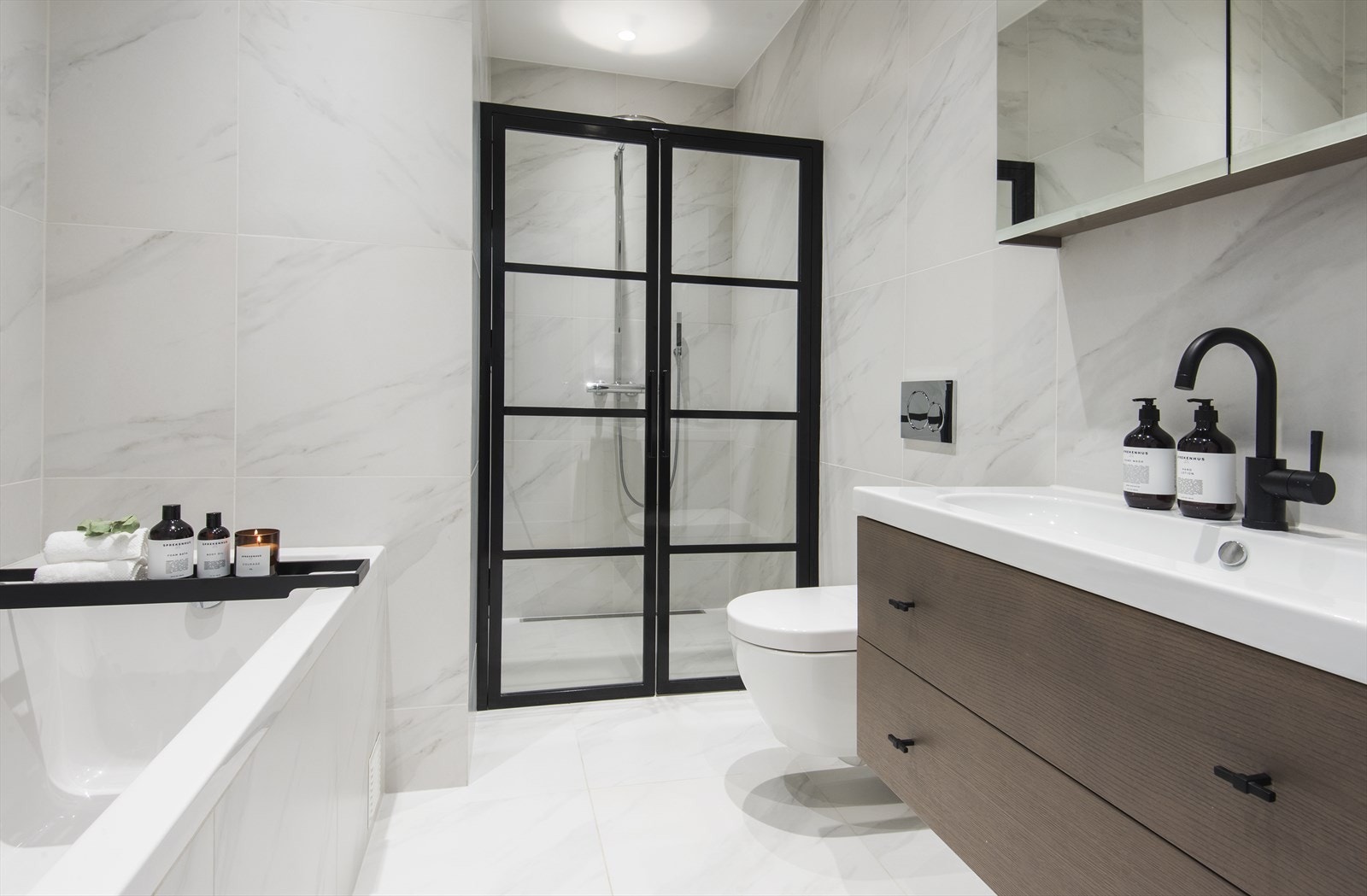 Baderom 2 med dusjhjørne m/ Tapwell blandebatteri og håndlagde innfellbare dører. Badekar. Innredning med heldekkende servant fra Ballingsløv. Galleribilde