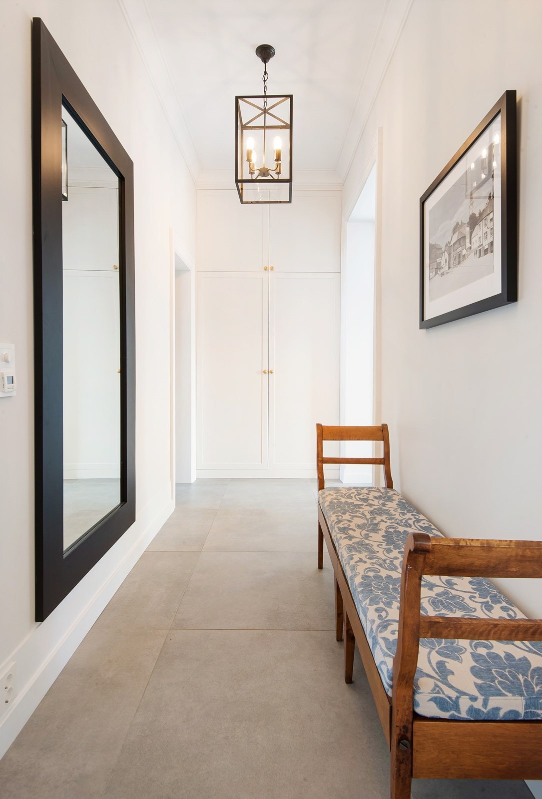 Entré med dypt garderobeskap. Galleribilde