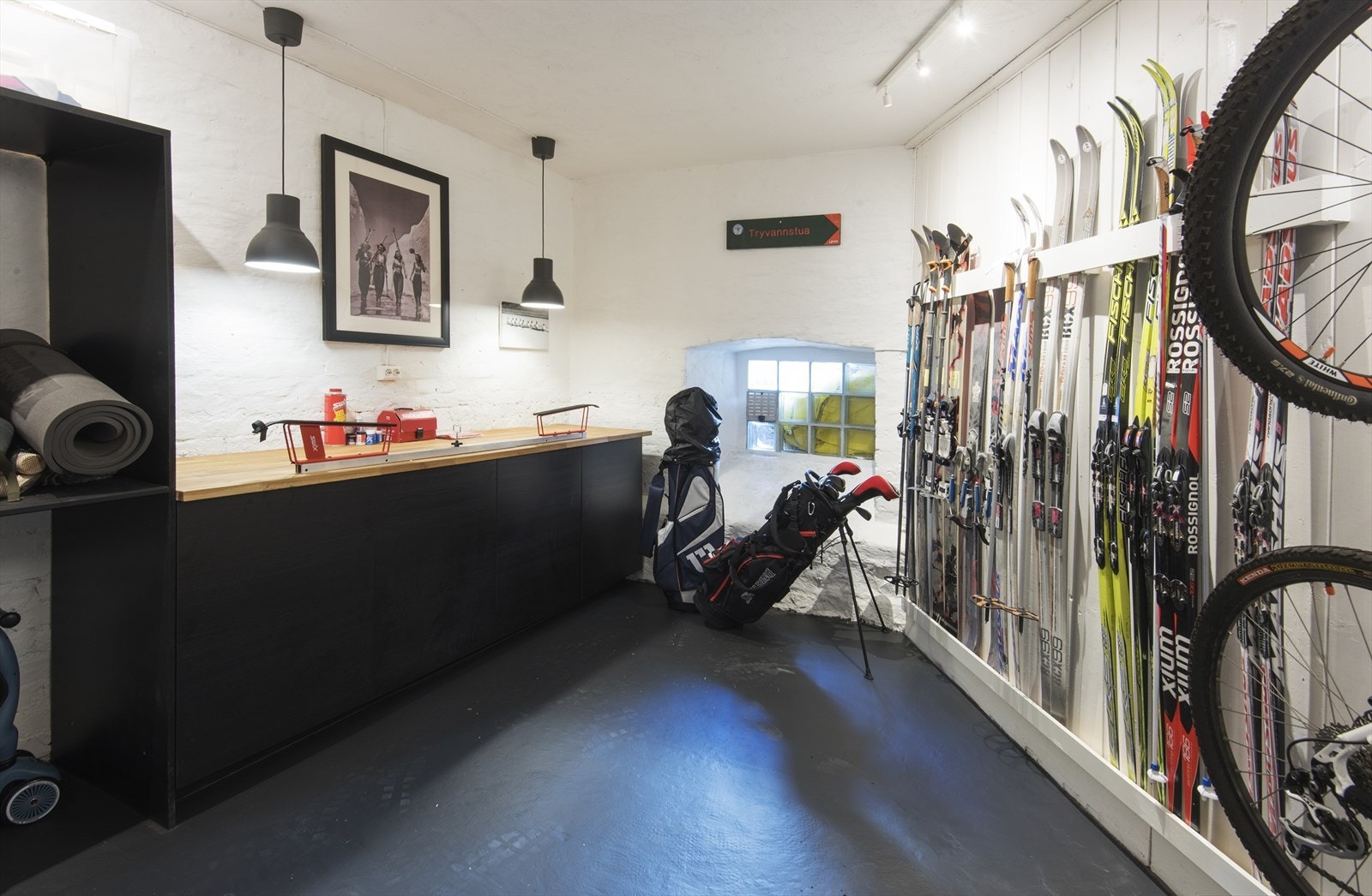 Innredet bod i kjeller på 12,5 m², 1 av 4 boder tilhørende boder. Galleribilde