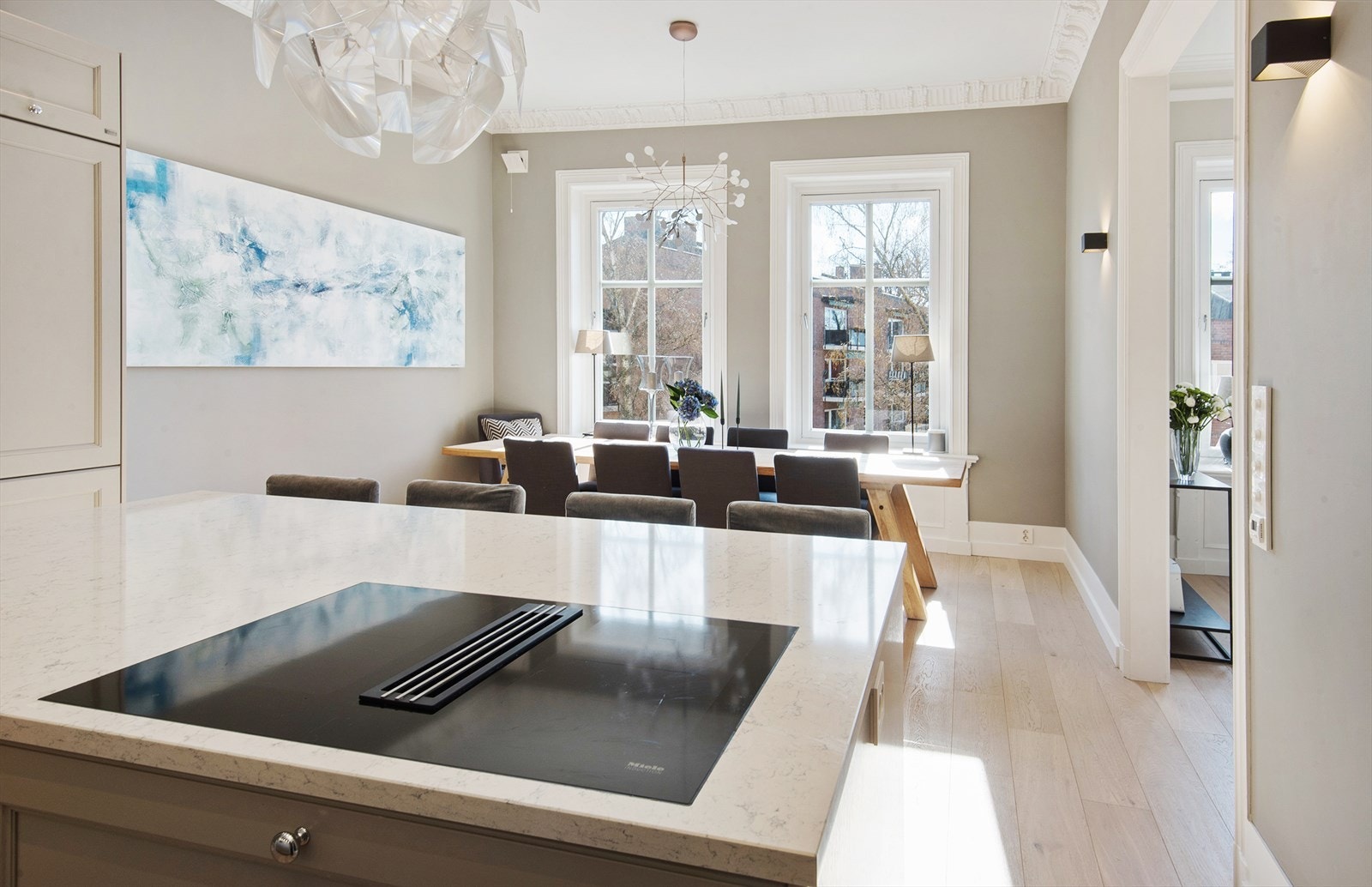 Spisestuen sett fra kjøkkenet. Galleribilde