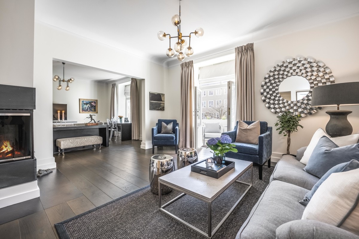 Stue 1 med peis og utgang balkong Galleribilde