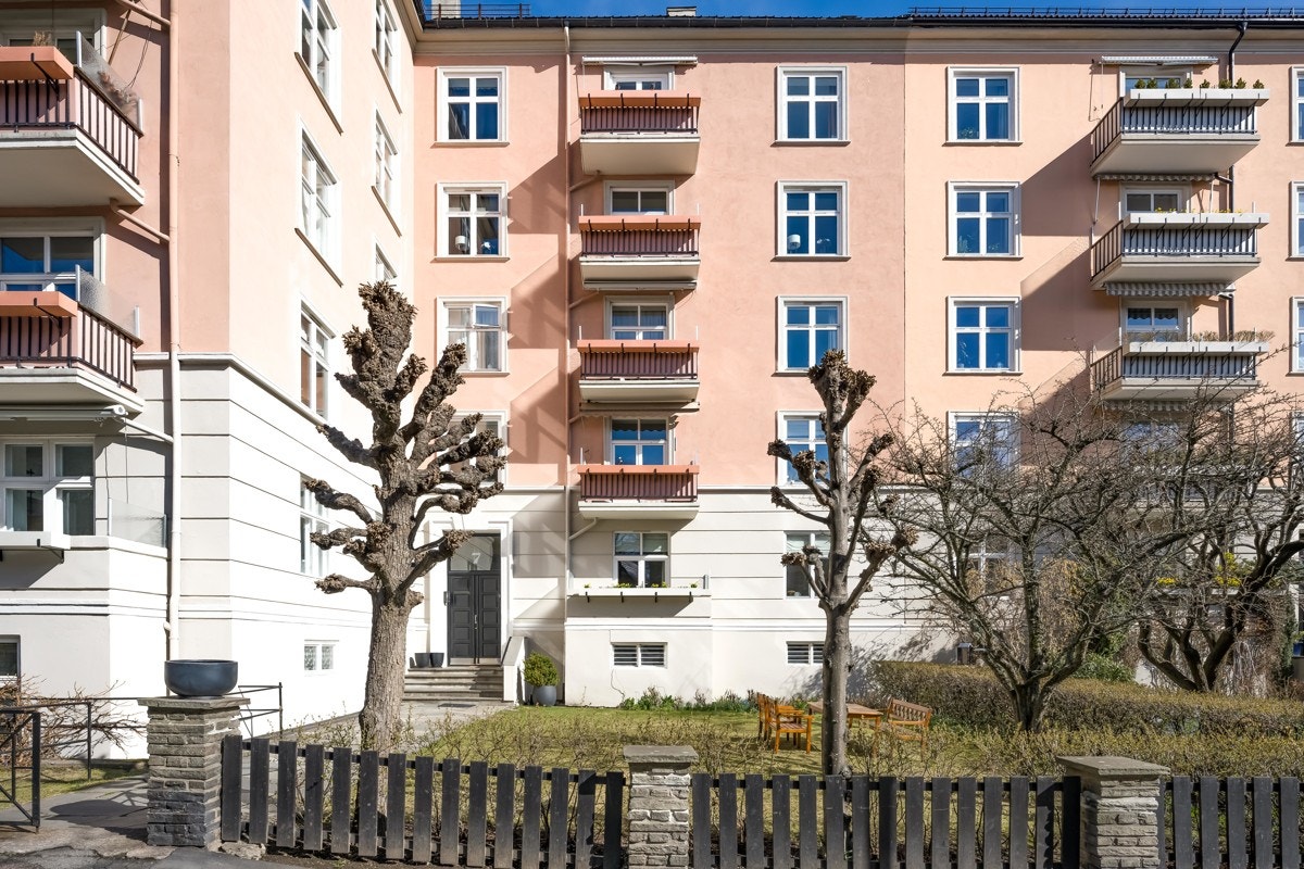 Fasaden som den fremstår i dag - opp til 2.etg. og inngangsdør ble nylig malt/oppgradert Galleribilde
