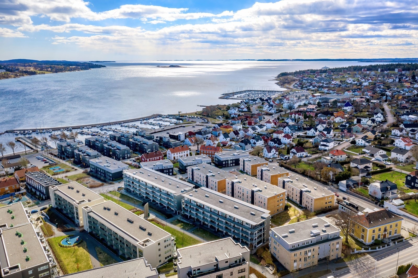 En rusletur unna boligen ligger sjøen, bystranda og sjøbadet. Galleribilde