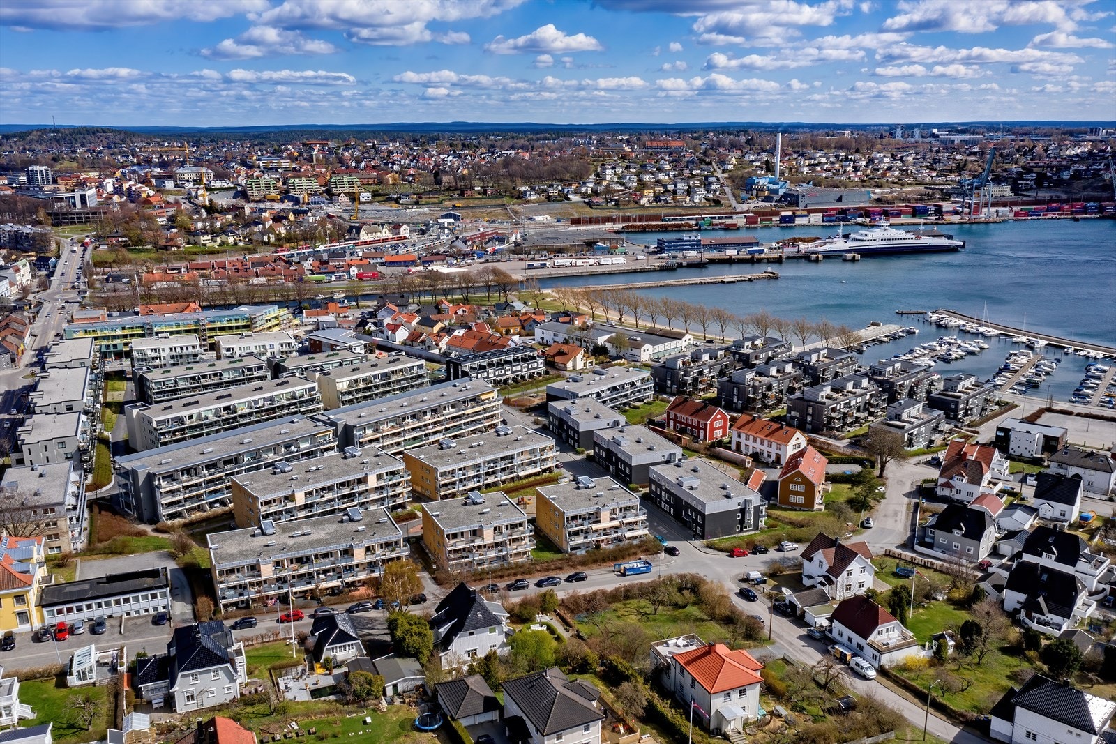 Eiendommen ligger i et svært attraktivt område like utenfor Moss sentrum med nærhet til skoler, barnehager, offentlig kommunikasjon, samt et rikt utvalg av fasiliteter og servicetilbud. Galleribilde