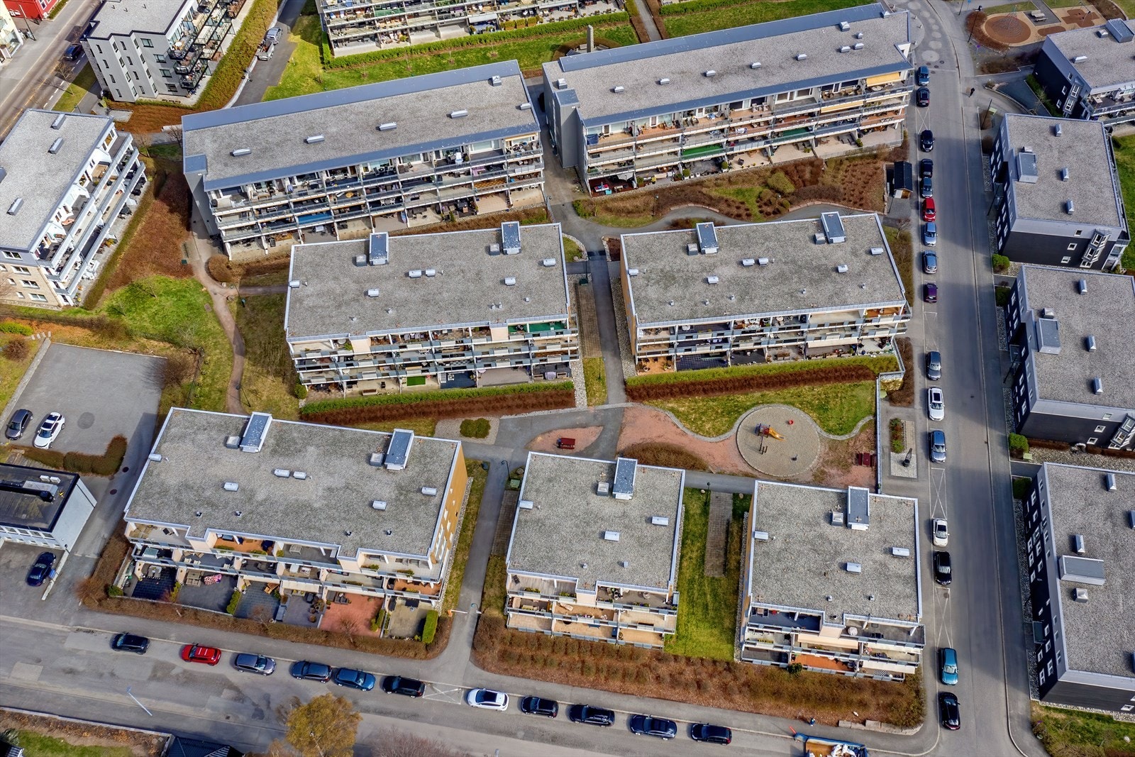 Leiligheten ligger i et barnevennlig sameie, i sentrale, rolige omgivelser. Beliggenheten er flott, i "enden" av Glassverket, uten blokk foran seg, og veien foran er også en blindvei. Galleribilde