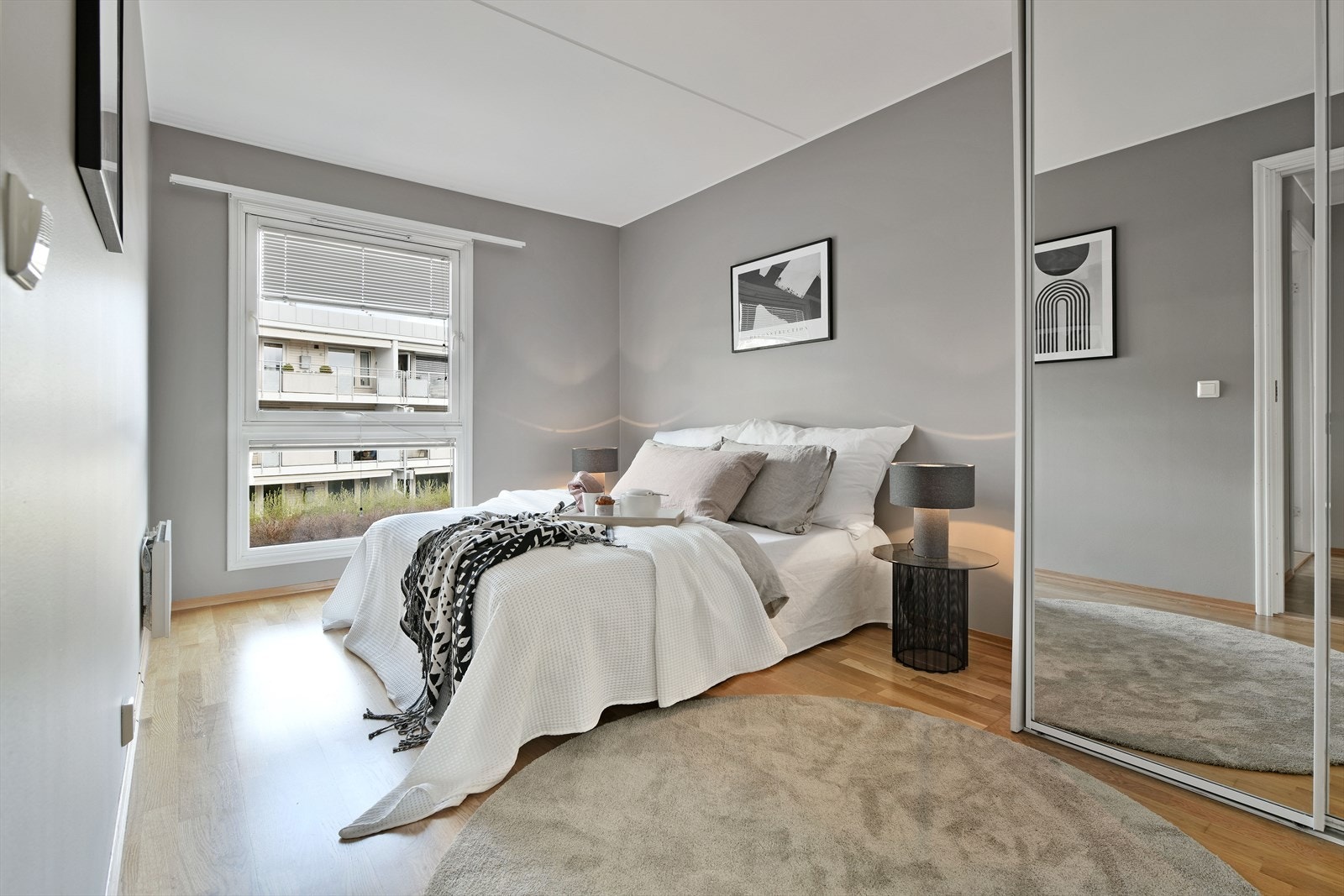 Hovedsoverommet har garderobe og det er ellers skyvedørsgarderobe på begge rom. Galleribilde